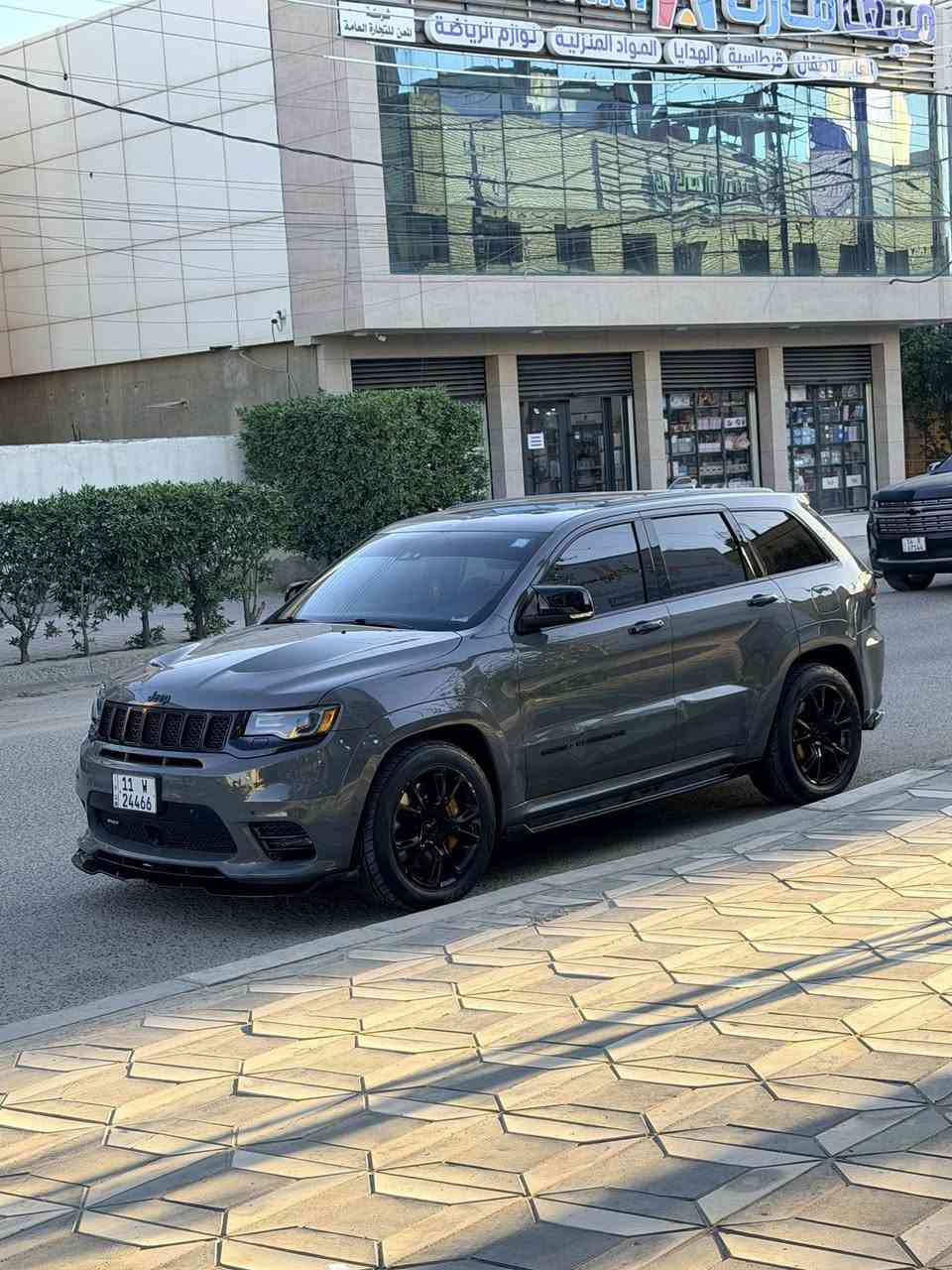 Jeep srt  6400 2021 
وارد كندي كلين تايتل بيها بارد بالباب فقط 
75,000km
جديده كلش داخل اسود وشامواه فول مواصفات رادار امامي تبريد تدفئه بانوراما 
عليها برمجه خاصه +500hp 
عليها اكزوز ht power وكزوز البلاد موجود
عليها سستم كامل لحيه وزعانف ودوسات ومقابض ومرايات 
تظليل كامل اصلي امريكي
 منظومه لد داخلي اصلي كامل 
رقم بغداد مميز باسمي 
***********
