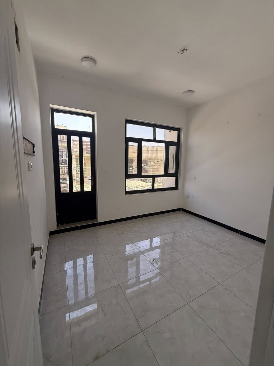 ٥٠ متر ركن للإيجار نظيف وجديد يحتوي على ٣ نوم ومطبخ بيه كاونتر واستقبال وخدمات بالطابقين يقع خلف مطعم إكليل الجبل *********** مكتب جوهرة السيديه مجاور مدخل شارع الخيزران بدل الايجار بمليون

