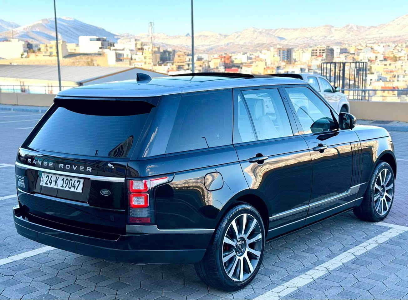 Range Rover Voge   2017 autobiography

خليجي شريكه سردار زمان دولي بصمتين موجود

سيارة اسود  سقف  رصاصي بلادي

ملاحظه:سياره من شريكه ايدوحده بشرط احلي من صور اذا مجان هيج اطيك مصروفك سياره كلش جديد

سعر مناسب ماكو نظافه بي هيج سعر ٣٤٨ بلاش بلاش ورقه مجال

❌سياره بدون صبوغ بدون تبديل بدون رصعه بدون شخت ❌بشرت حتي دعميات بشرت مابيها صبغ 
 
فول مواصفات

رانج روفر فوك  
 موديل 2017 
ماشيه 120 الف كم 
محرك ٨ سلنر سوبر جارج اقوه محرك مكفوله كفاله
-----------------------------
مواصفات 
بانوراما
سترين تحكم
داخل  جلد كريمي داخل جديد 100/100   
كشنات جلد كهرباء و خزن
كشن تدفئه تبريد
دواخل ليد ٨ الون
مراية رادار
صندق شفت
٥كاميرا
بصمه
كير اوتوماتيك و عادي و سبورت
اربع نضام دفع رباعي
دبلات جبريس حسب رغبه تريد سياره عاليه وناصيه
بريك بصمه 
_________________________________________
كير و محرك بشرط مابي اي نواقص تبريد تاقم صدر كله بشرت ترايى حتي بصره  دينار مابيها مصرف

سياره رقم دهوك بي اسمي سنوي رقم  جديد تحويل بشرت
____________________________________

سعر  ٣٤٨ مجال بسيط ما كو هيجي بالسوق 

مكان سياره سليمانيه

***********
***********

************************************************
Range Rover Voge 

نرخى مناسب بلاش   ٣٤٨ ورقه مجال بسيط 
سەیارەکە ڕەشی سەقف ڕەساسی بیلاد 
  تيبيني : سه ياره له سه ر ده قى شه ريكه ى ماوه ته وه هيج شتيكى ده ستكارى نه كراوه هه موو بيلاديه سه ياره كه له ره سمه كان جوانتره 

مه كينه ى ٨ بستونى سوبره جارج  
 
موصفات فول 

سلايد
سلاجه
120 هه زار كم روشتووه
كوشن هيتر
كوشن جلدو ناو كريمى داخلى ١٠٠/١٠٠   
كوشن كاره باو خه زن 
سندوق شفت
ناو ليد و ٨ ره نك
شاشه
 ٥كاميرا
ده بله كانى جوبه به رزو نزم ٣ موده
سوكان فوليوم 
گير ئوتوماتيك و عادى و سبورت
موصفاتى ره نج مه عروفه .......
_______________________________________
گيرو مه كينه ى به شه رت يه ك خه له لى تيانيه بى نو قسانيه ته بريد تاقم بيش به شه رت تاقم تايه و ويلى شه ريكه تازه يه يه

سه ياره كه ره قه م دهوكه ته حويل و وكاله ى به شه رته سه نه وى ره قه مى تازه يه  تا ٢٠٣٠ به ناوى خومانه
______________________________________
بى بوياغ بى كرانه و بى سارد ده عمى بو ده عمى به شه رت قه تره بوياغى نيه ته نانه ت ده عميه كانيشى بوياغ نيه به شه رت

سعرى  ٣٤٨   ورقه و مجاليكى كه م 

***********
*********** السليمانية, العراق
