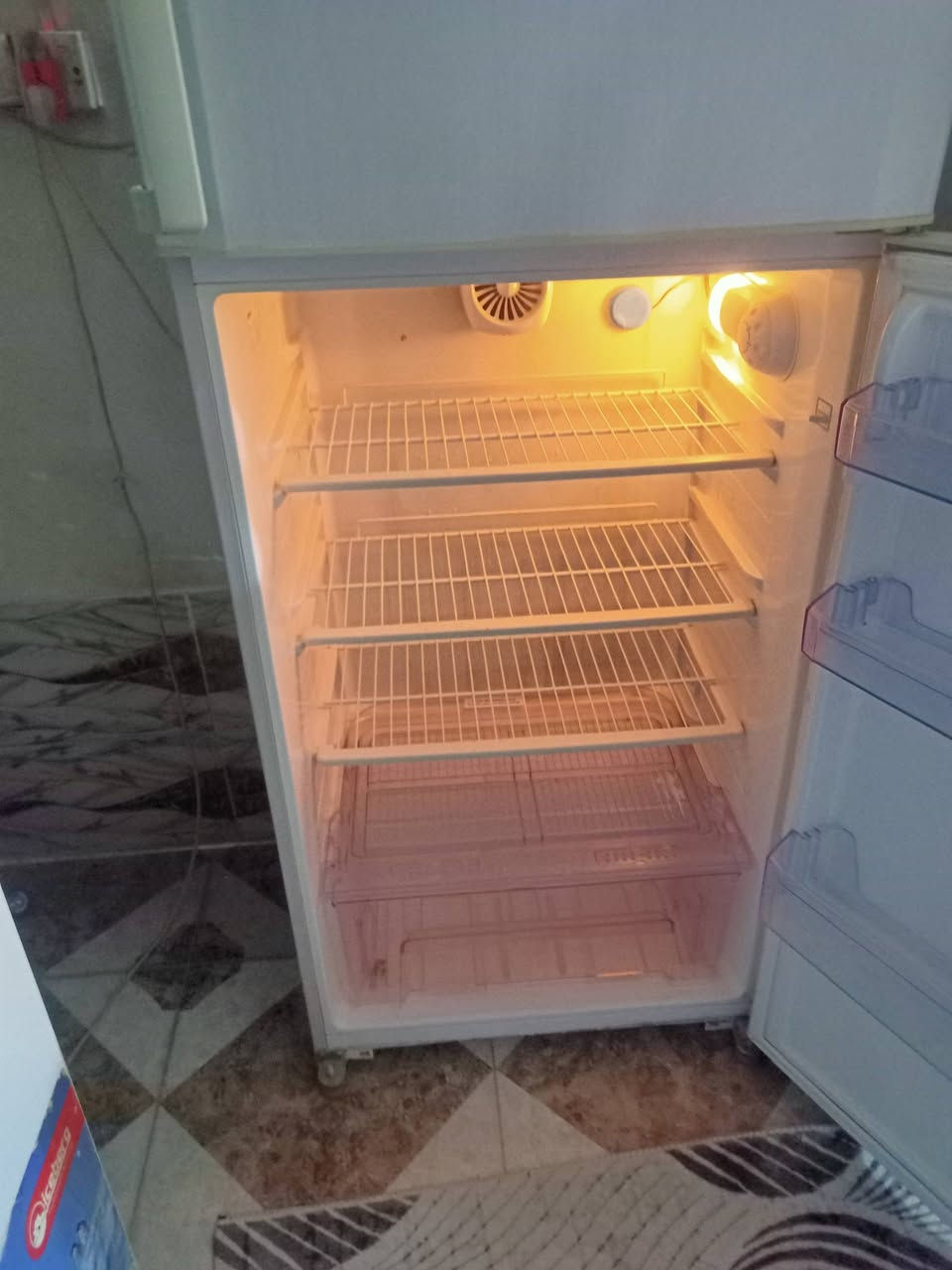 سلام عليكم اخوان ثلاجه للبيع 
نوع بيكو
عيبه فقط اثلج 
اما اي عيب ثاني مابيه
سعر175بيه مجال قليل 
استفسار خاص رقم ***********
