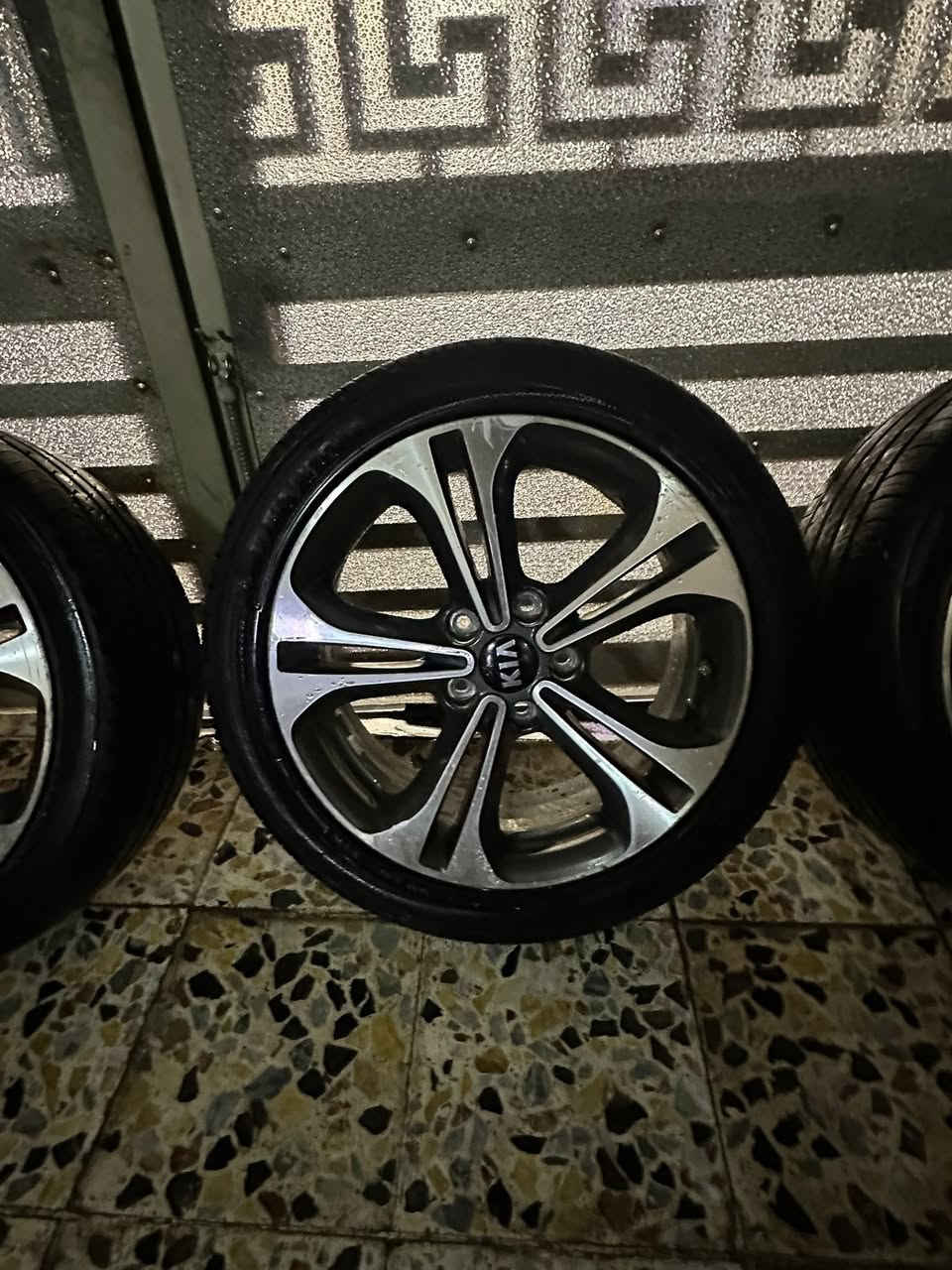 السلام عليكم ويل سيراتو اصلي شركه العدد 4 نظيف جدآ المكان بغداد الزعفرانيه ***********
السعر ٢٠٠
