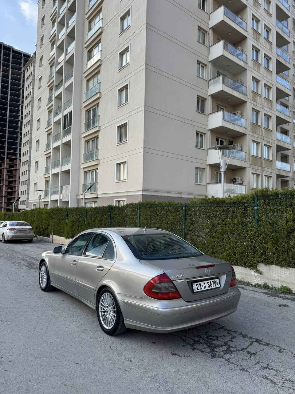 السلام عليكم 
Mercedes e200 2007 
السياره للبيع فقط محرك ٤ سلندر مرغوب كير اوتو داخل جلد شاشه كامره ٣٦٠ حساسات تحكم ستيرن 
اخوان سياره بدون ضربه صبغ بيها كم قطعه ابيع حزام 
***********
