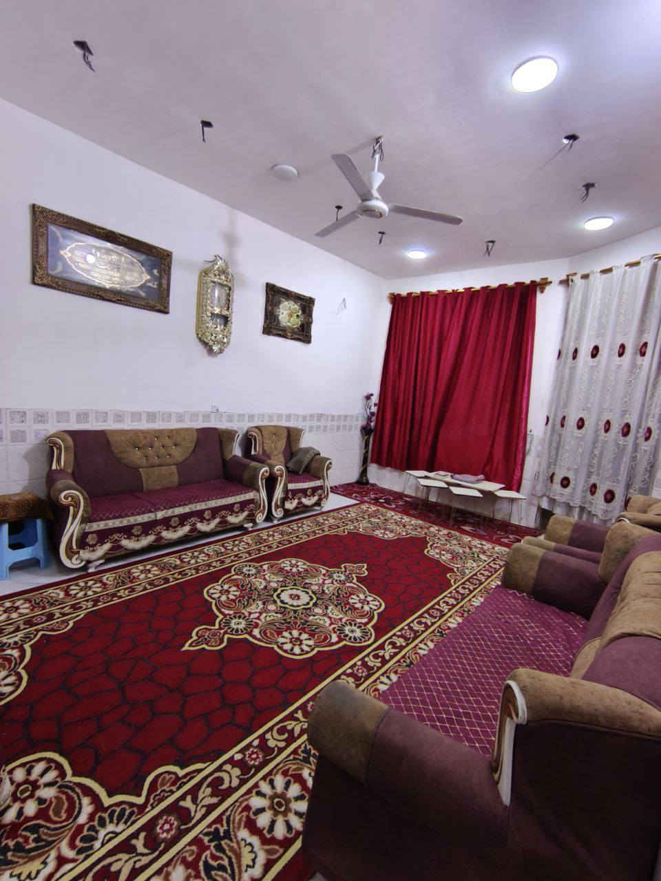 السلام عليكم بيت بالمدائن قريب على جامع السلام او جسر بريجان بقطع فارس مساحته البيت ٢٠٠ متر بناء طابوك طابقين وصب رفت يحتوي على أربع غرف نوم اثنين كاملات واثنين بعدهن موادهن موجوده كهربايات كامله ارضيه موجوده بس عمل  اقل غرفه نوم مساحتها ٤ × ٥ اتلاثه حمامات المنطقه مخدومه من ماء وكهرباء وتبليط للإستفسار 
***********
