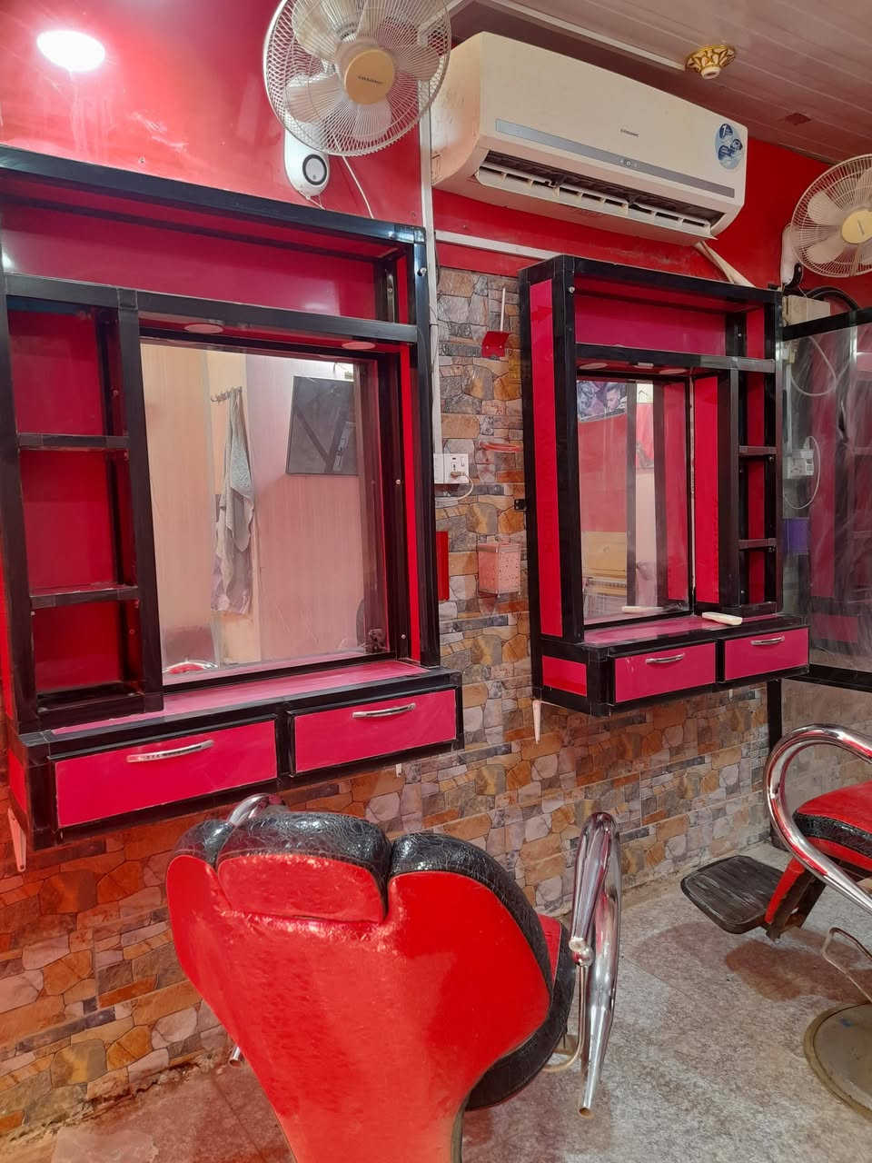 السلام عليكم من رخصة الاداره متاح
اثاث مال حلاقه كامله جدد ما مستخدمات  ميز  2 
كراسي 2 
مرايات خلفيه 2 
كراسي انتظار 
قاطع مرايه 
مغسله تركيا  السعر 750
عنواني الاسكان الصناعي النزله الثانيه 
رقمي ***********
