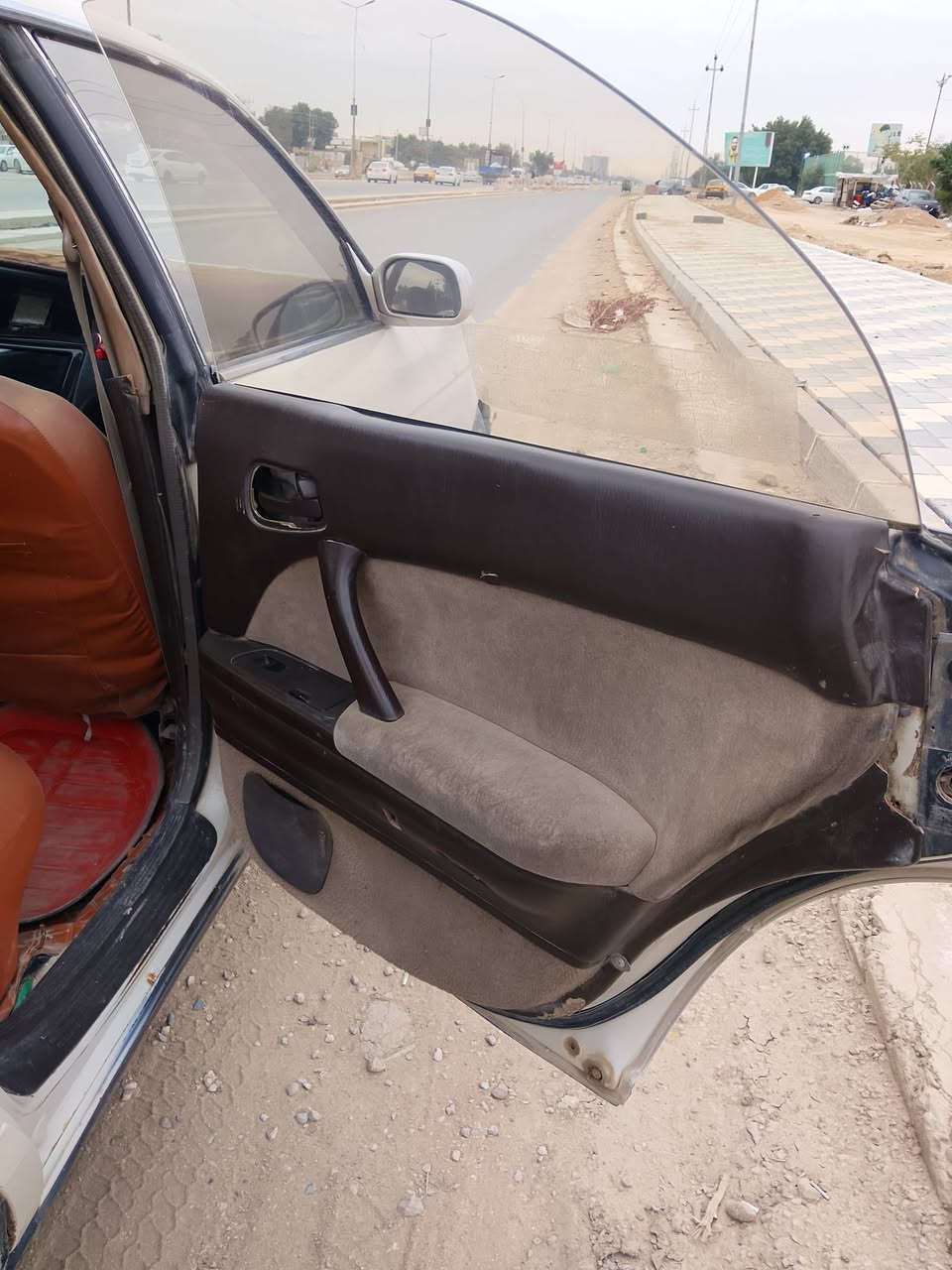 السلام عليكم 
جوة السوك سيارة كراون بطة موديل 1992 مكفولة من الكص ونقل الجثة والاصوليات كلها محركها فيفيتي مال ملكه اقتصادي سعرها مناسب 46 ورقة لان محتاج الفلوس بشغله مهمة واريد ابيع جوة السوك رقمي ***********
