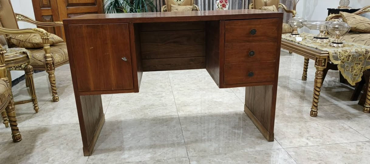 الميز ثابت جدا ما بيه اي مشكله وكل المجرات سليمه 
ابعاده
 عمق 50 
طول 120
 ارتفاع 80 
السعر 40 الف ما عندي توصيل
مكاني بغداد العامريه ***********
