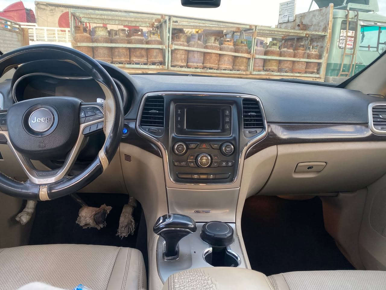 جيب 14 خليجي 
 حجم المحرك 6سلندر 3600 
*ماوس وضعيات قيادة الفور ويل
 *السياره فتحه
*غرفه السياره عسلي جلد 
*اناره ترحيب 
*بصمه دخول ذكي
بچم كبس شركه 
*كشنات الامامي كهرباء
 *ويل حجم 18
*خزن وضع المقاعد والستيرن
 *هوك امامي خلفي
 *شفتات ستيرن
 *كاميرة خلفيه
 *حساسات أمامية خلفي
 *دبل اكزوز 
*مرايا قلاب مع البك
 *تعتيم مرايا 
*ستيرن كهربائي متحرك
 *كشنات تدفئه وتبريد امامي خلفي
 *ستيرن تدفئة 
*كشنات حار بارد 
*لد امامي 
*لايت زنون 
*زراك لايت
 *سستم صوت 9سماعات 
*دمام خلفي 
*إشارات مري 
*كير طياره 8نمر 
*تحكمات ستيرن فول
 *تدفئه مرايا جانبي
 للاستفسار الاتصال ***********
مكان السياره حله مركز المدينه  
ملاحضه السياره بيها صبغ 3 قطع بدون دواخل  السعر 20 الف وبيها مجال  قليل اعتذر عن المراوس
