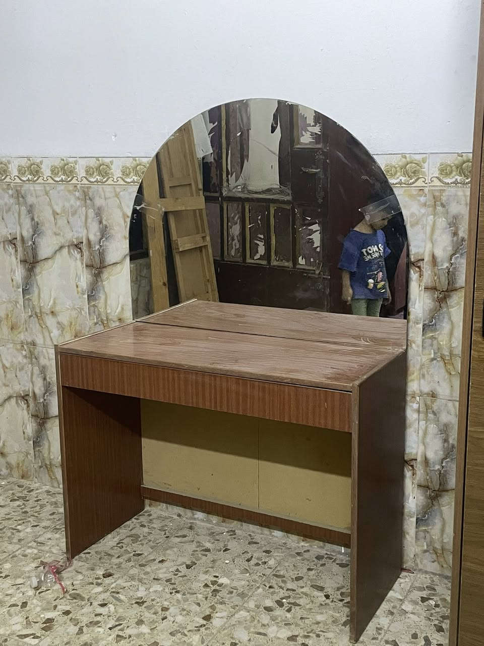 السلام عليكم عندي كناتير خشب عراقي ثقيل مو تركي بيبانه سلايت وجربايه للبيع وياها كومديات مالتها وميز تواليت الاتصال بهذا الرقم ***********
