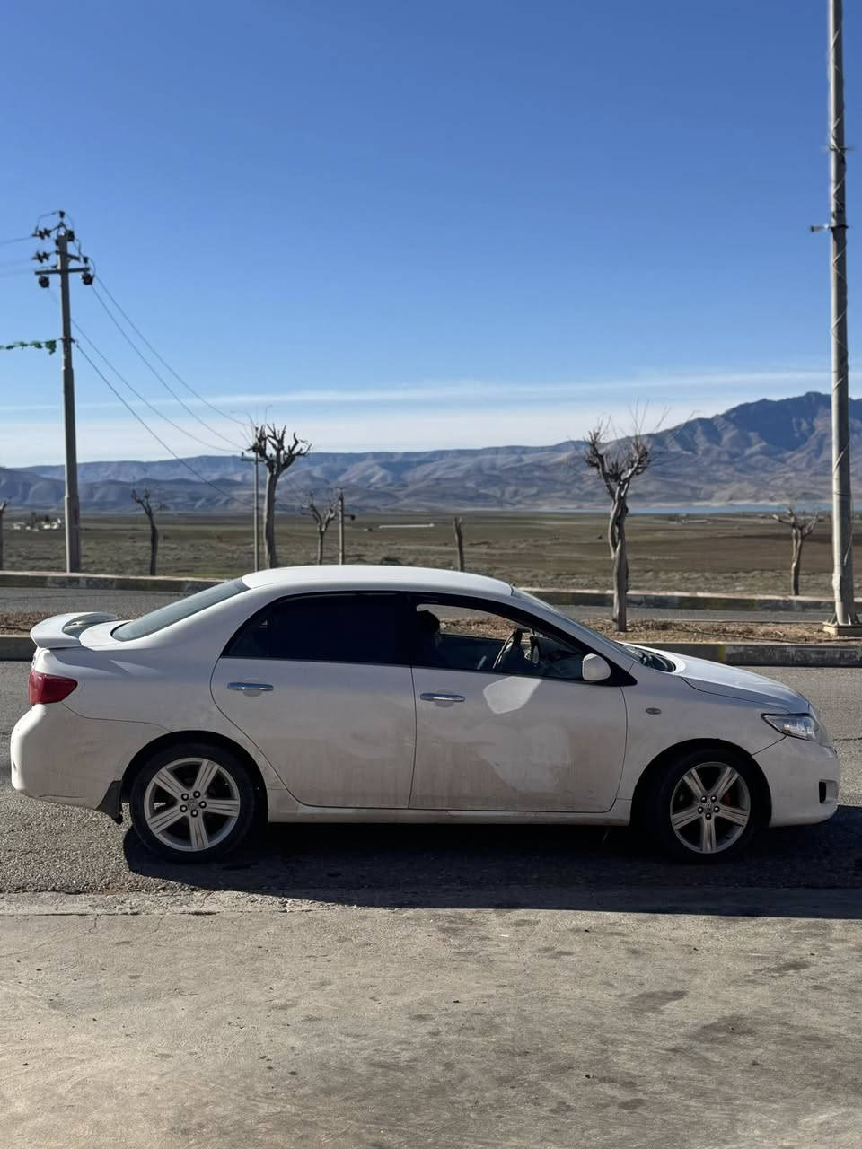 بیکاشۆ ٢٠٠٨بیلاد مەکینە گەورە خەلیجی
بەناوی خۆمەوەیە سەیارەکە هی ماڵی خۆمە 
سەنەویو و هەزە و رەقەم و ژینگەو ریگاو بان و هەمو شتی تازەیە 
  بۆیاغی  نییە و تەنها ٢ بستی بۆیاغە ویل و تایەیی ١٧ ی کەنەدی لەسەرە ئاوینە شەفتە و عاسەیە و شاشە و کامیرایە و دەسک نیکلە بیلاد. و ناو زەردە و ٤ جام کارەبایە 
0751 168 0061
