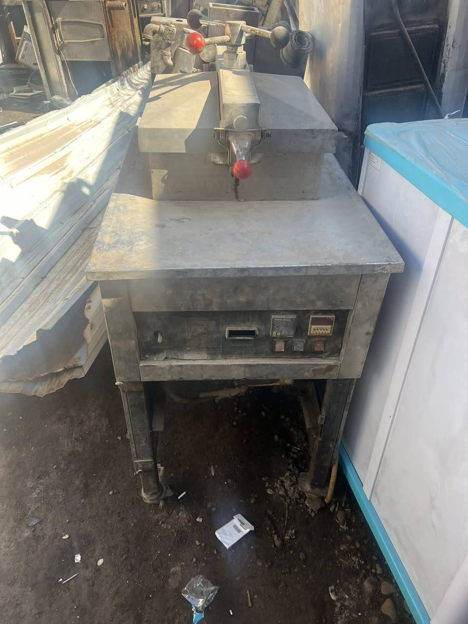 السلام عليكم شويه كص عدد٣ اوقلايه كنتاكي عدد٢ للبيع المكان بغداد قرب كراج النهضه الاتصال ***********
