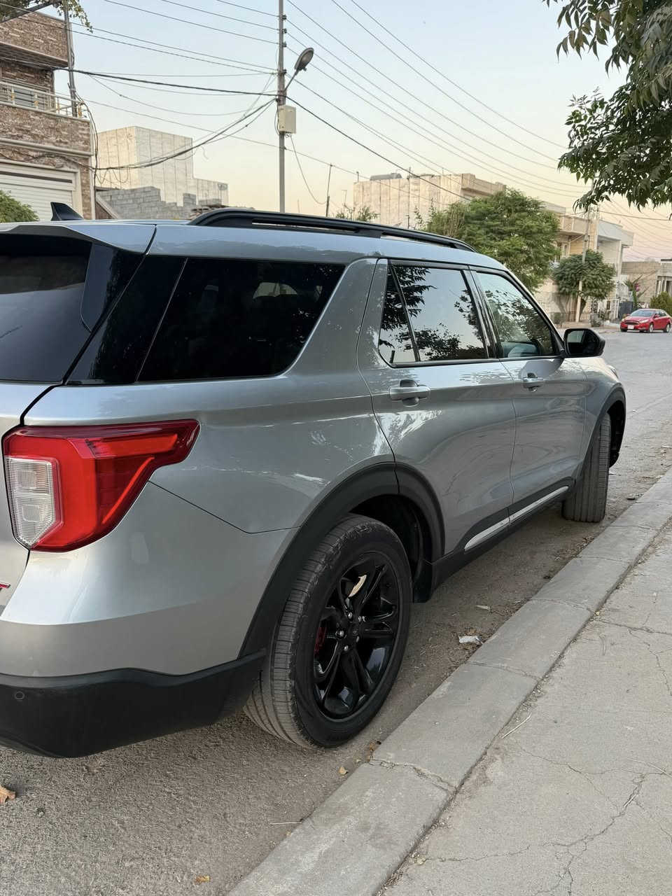 Ford explorer 2023 xlt
مواصفات معروفة 

ماشية ٤٩ مايل بامريكا 

والحادث خفيف بدون ايرباك

بس قبغ الصندوق مضروبة بدلت بلادى يعنى السيارة مابى قطرة صبغ حتى الدعاميات بشرط

السيارة كاتى يعنى  شهرين لترقيم ضمان

والسعر 235 ورقة  ماكو بهيج السعر باسوك 

كير محرك كارباييات كلها بشرط👌👌

مكانى بالسليمانية
***********
***********
