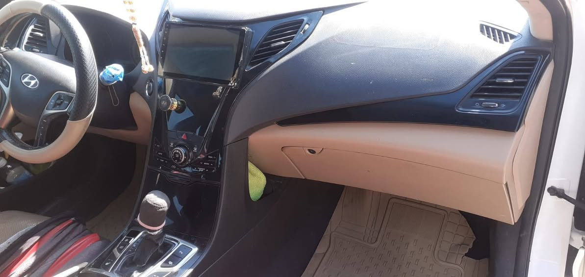 🚗 للبيع أزيرا 2013 خليجي فل كامل 🚗
سيارة مرتبة ونظيفة، فل كامل بجميع المواصفات، استخدام محترم وراحة عالية بالسياقة.
✅ تم تبديل الگازگيت بالمحرك فقط
✅ رش جهة جاملغ جهة  اليسار
✅ مكينة وقير بحالة جيدة
✅ تبريد ممتاز وجاهزة للاستخدام
✅ لا تحتاج أي مصروف
السيارة تستاهل المعاينة، والجاد يتفضل على الخاص أو الاتصال. ***********
الله يبارك لصاحب النصيب. 🤍🚘
