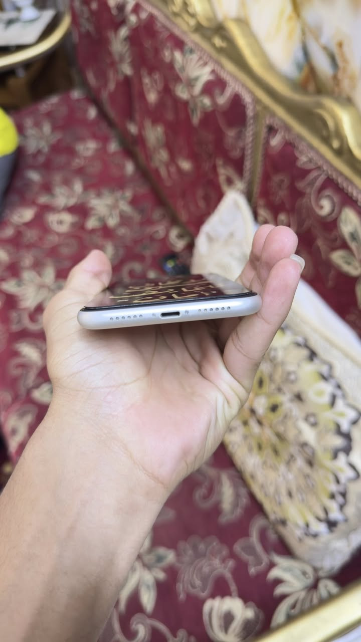 السلام عليكم ايفون 11 عادي  ذاكره 128 بطاريه 70 تلفون جديد لا زلغ بي ولا شخط وصوره موجوده كدامكم سعره 250  موجود خاص رقم ***********
