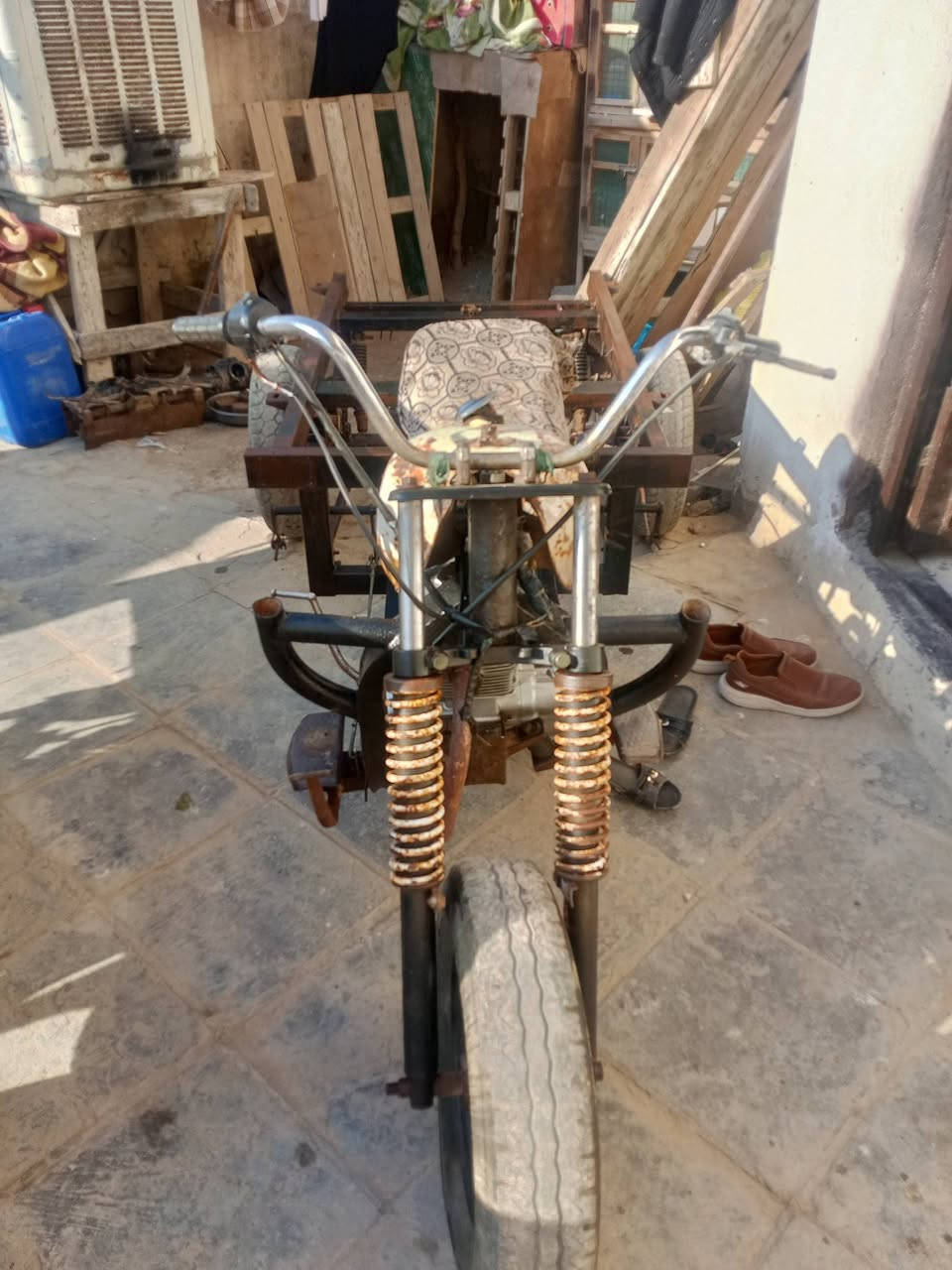 سلام عليكم شباب ستوته لبيع مديل 15 بيه لحيم بلدرع بيه فطر ولحمته محرك كارتون برغي مامفتوح بيه يريده ينتصل سعر 800وبيه مجال وراق اصولي بدون بدي رقم ***********
