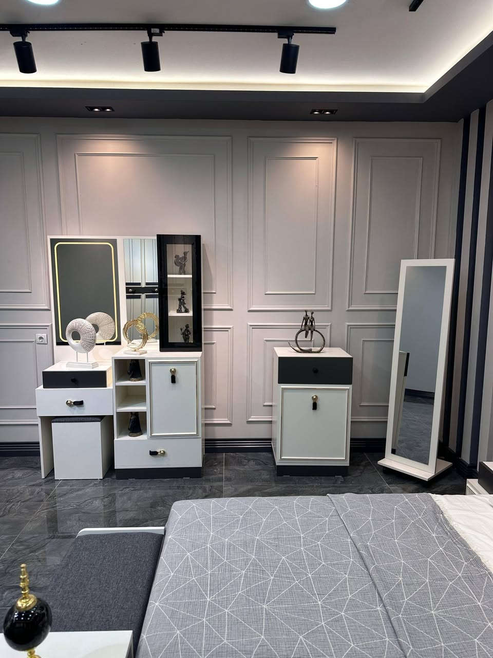 *موديل  أرزو   المودرن*

*10 قطع _ كنتور ملحق 330 متر*
*1- ضهر بلوك*
*2- برغي وچوي حديد*  
*3- سرير  مخزن + مساند تقوية*
*4- ميز تواليت 130*180- ارتفاع السرير 135- كومدي 55*


**إذا كنت صاحب هذا الإعلان وتريد حذفه لأي سبب، رجاءا أرسل رسالة إلى الدعم الفني**