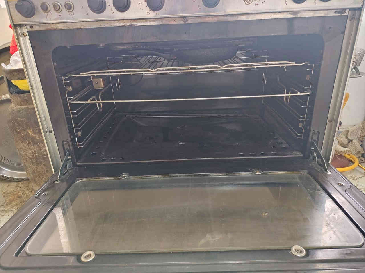 طباخ كريازي مصري نضيف كلش وكله شغال فرن وعيون السعر 225 العنوان فوك من منطقة الشوفه ***********
