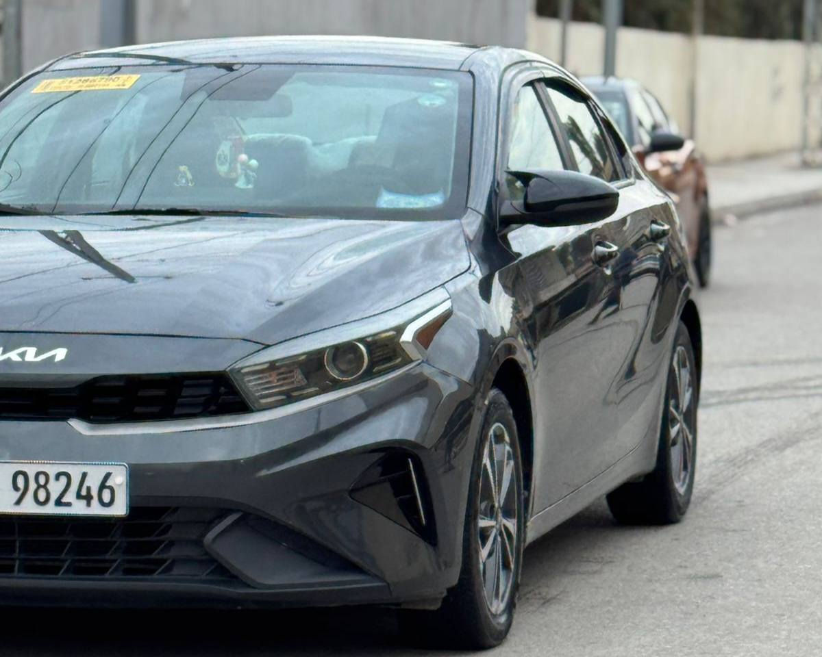 #للبيع كيا فورتي 2023 LX

المواصفات نص فـول 

عداد المسافة 55 mi

محرك 20 دوش لاصرف ولا نفخ 

گير CVT شرط

تحــديـد مســار 

رادار امــــامـــي

شـاشة + كامـرة 

تحـكم ستيــــرن

مـــانع انــــــزلاق

3 اوضاع قيــادة

رقم + هزة + سنوية كلهن جـدد 

الضـــــرر بـوند وچـاملغ مبـدلات 

السعـــر 147 وبيها مجال بسيط 

عنوان السيارة #الموصل #ايسر رقم صاحب السيارة 👇🏻

📲***********
📲***********
