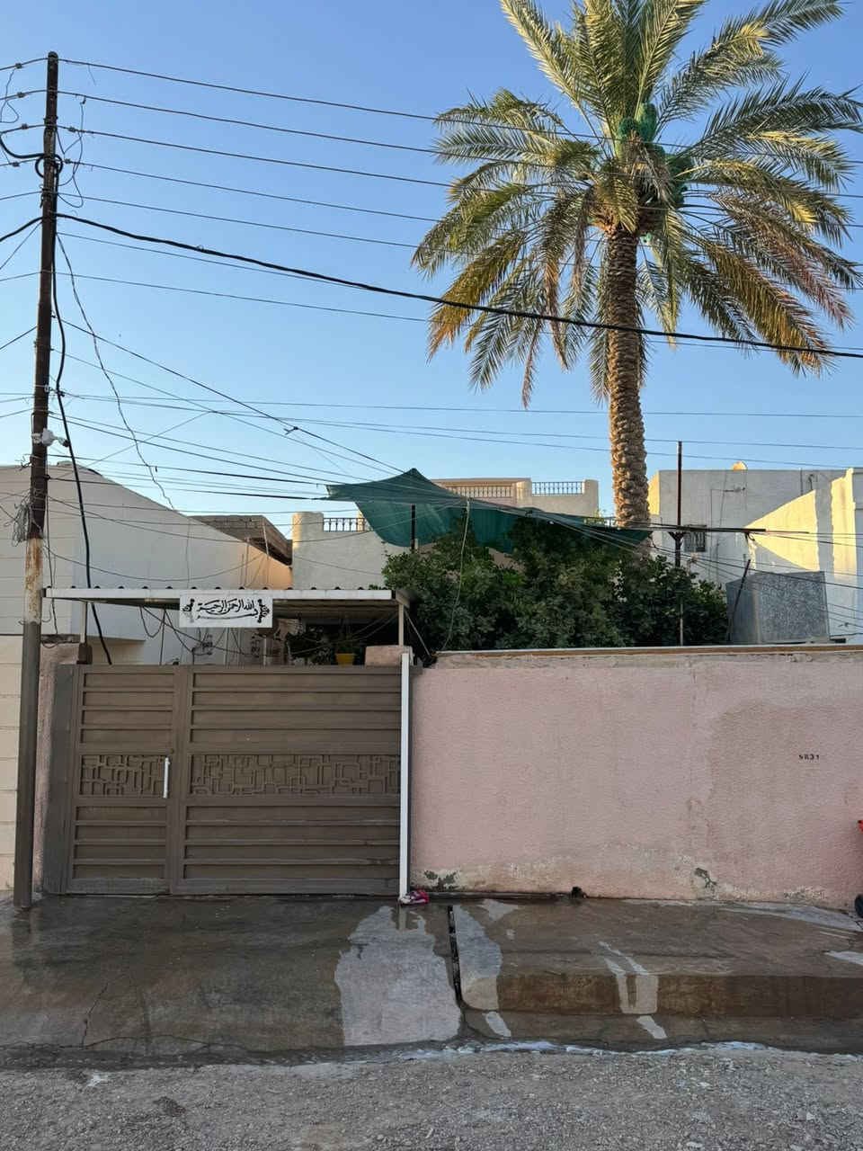 بيت للبيع حي القاطول مساحه  ٣٣٩ متر زنجيل عل شارعين ١٢ متر  طابقين ٤ غرف محدث عالي عن الشارع  موقعه قرب جامع البونيسان    السعر ١٦٠ وبي مجال للستفسار ***********
