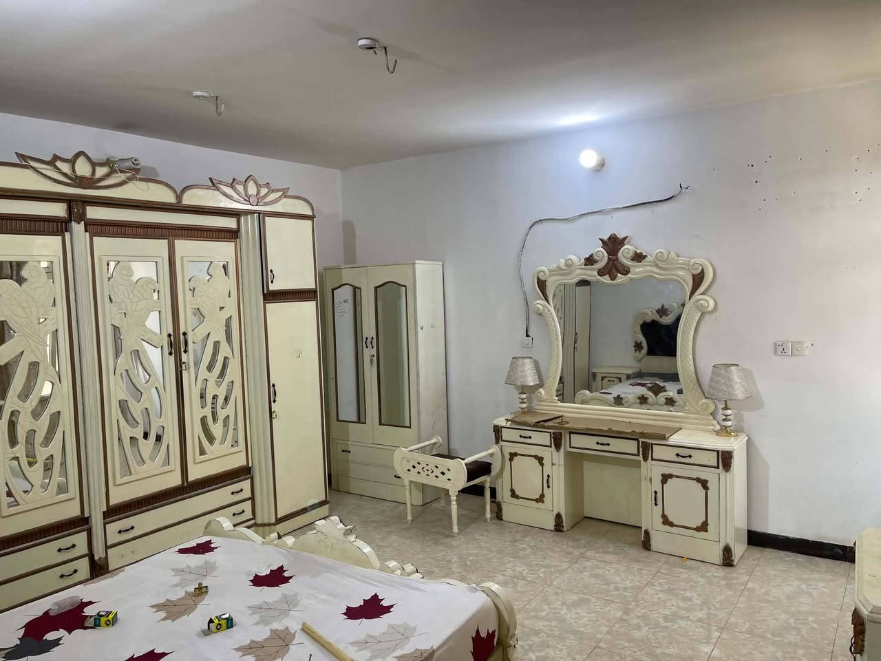 شقه مؤثثه  الايجار 🏠 طابق ثاني 

يحتوي على غرفه  نوم كنيدور واستقبال ومطبخ وصحيات

الموقع 🌏خلف مدينه حمورابي السياحيه 

الاستفسار الإتصال بالرقر  ‎***********متوفر واتساب
