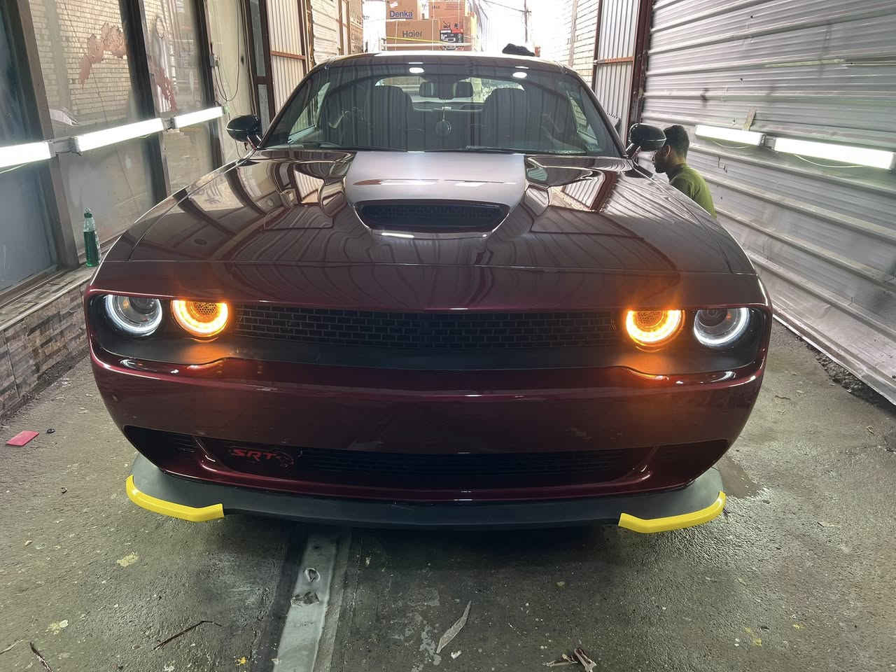 تطبيك بجم جالنجر وارجاعه لوضع الشركه صبغ القطعه بمواد المانيه مع عمل بولش نانو وتكحيل اجزاء الصبغ المتضرره بطرق حديثه ولون مطابق حسب رقم الشاصي 
كراج الزبيدي للعنايه بالسيارات
العنوان بغداد الكريعات شارع المعارض
نورنه كابتن علي من اربيل وانشاء الله مقصرنا ويا
***********
