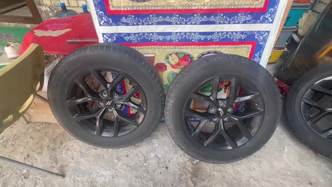 تايرات جارجر حجم 18 فقط ويل واحد مزلوغ وبيه عوجه مع تايرات نصف نظافه تايرات مكاني بغداد رستميه قرب المرور *********** متواجد واتساب قيم بحق الله واخذ
