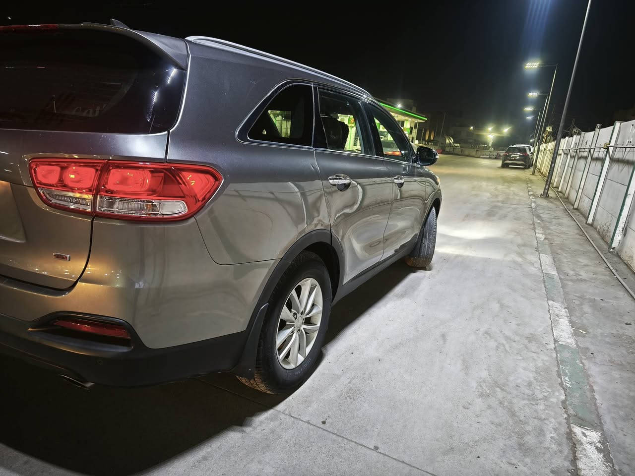 السلام عليكم كيا سورنتو 2016وارد امريكي مكينه 2400 حادثها جاملغ خلفي فقط والباب بي كلير توحيد لون صور الحادث بل منشور  بدون دواخل ماشيه 64 سنويه لل2027 باسمي السعر 145وبيها مجال مكاني نهاية حي اور ***********
