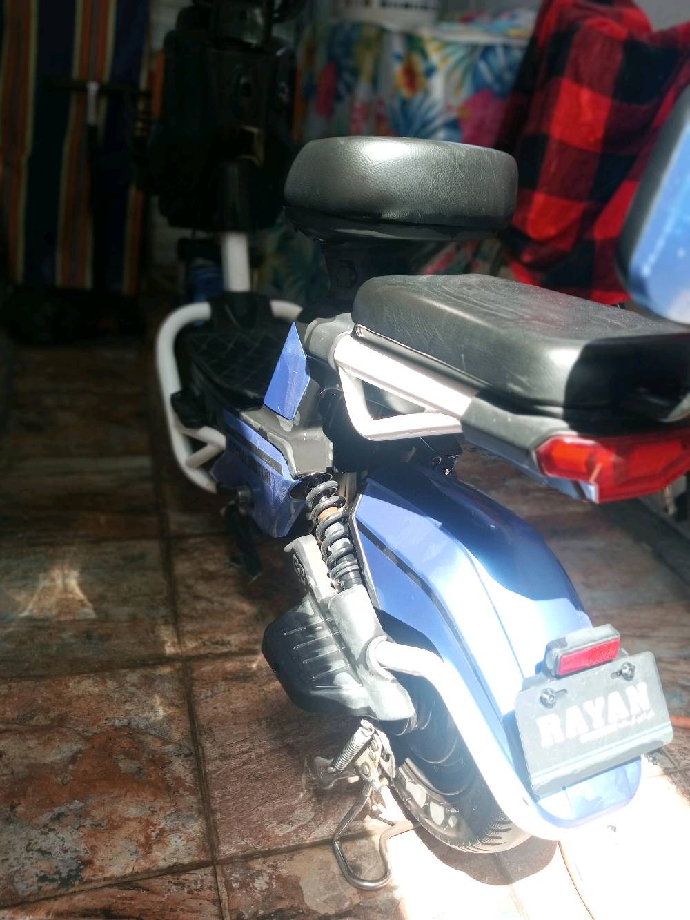 دراجة كهربائية راقية باللون الأزرق بحالة ممتازة. مزوّدة بمقعد مريح وسلة أمامية مناسبة للتسوق أو التخزين. الأضوية الخلفية والأمامية في حالة عمل مثالية. الدراجة مثالية للتنقل داخل المدينة بسهولة وسرعة.