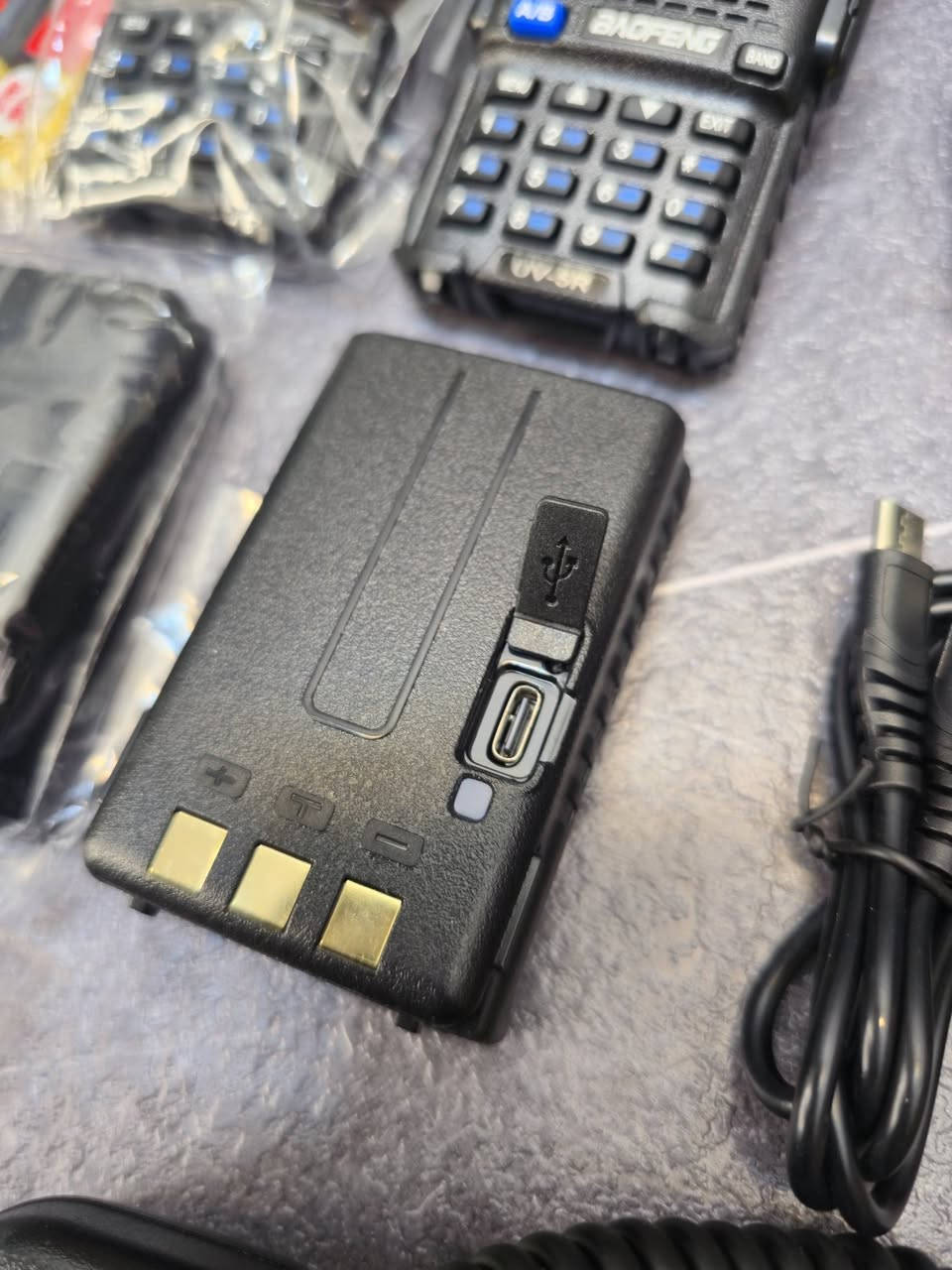 مزاد أعلى سعر ابيع 

جهاز الاتصال اللاسلكي Baofeng UV-5R، وهو جهاز إرسال واستقبال محمول يتميز بالتالي:
نطاقات التردد: يعمل على نطاقات VHF (136-174 ميجاهرتز) و UHF (400-520 ميجاهرتز) للإرسال والاستقبال، بالإضافة إلى استقبال راديو FM التجاري (65-108 ميجاهرتز). 
الطاقة: تبلغ قدرته الإخراجية 4 واط أو 1 واط قابلة للبرمجة. 
القنوات: يحتوي على 128 قناة ذاكرة قابلة للبرمجة. 
المميزات: يتميز بخاصية المراقبة المزدوجة (Dual watch) وحفظ البطارية وقفل لوحة المفاتيح

للاستفسار، يرجى التواصل عبر الاتصال أو الواتساب على الرقم ***********.
