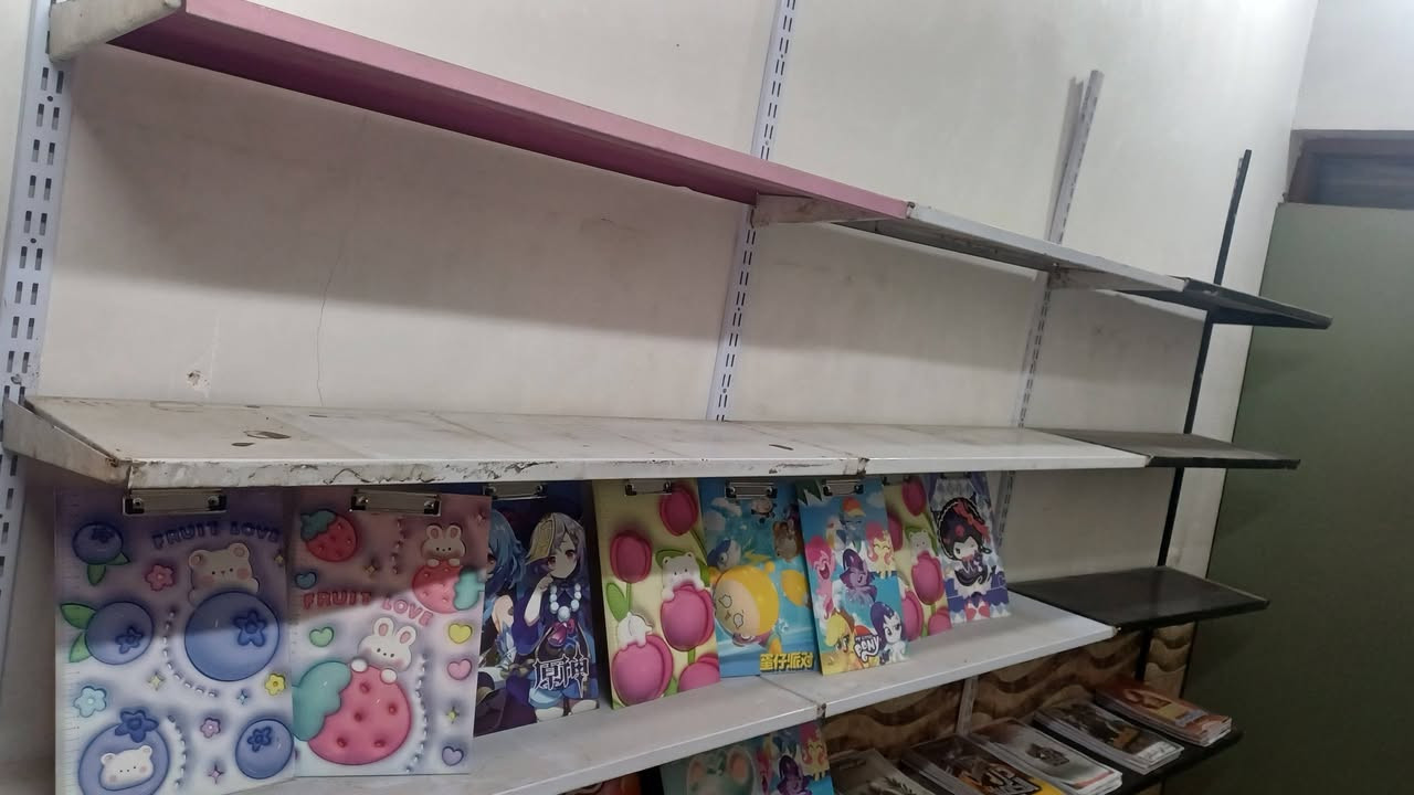 السلام عليكم 
يتوفر غراض معهد 
شاشة ذكية
رحلات 
ميز +كرسي +لوكر +طابعة+حاسبة
رفوف +باترينه 

الموقع بغداد
***********
