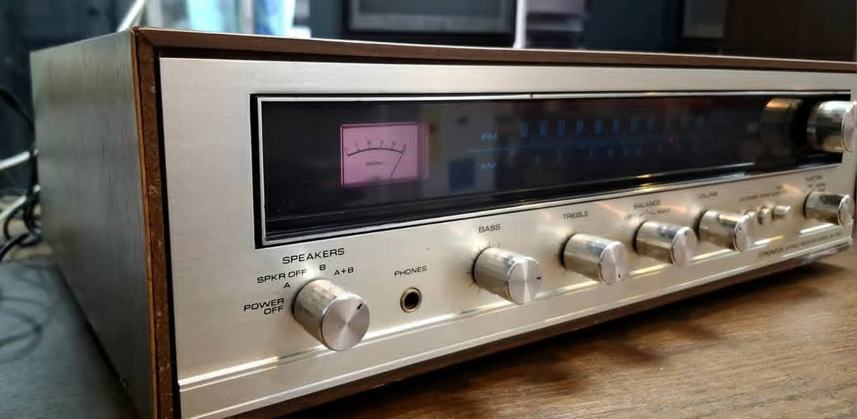 PIONER AMPLIFIRE SX300
امبلیفایر و رادیو بایونیر

واجهة سلفر و المنیوم و خشب
یخرج 4 سماعات 
حجم لارج 
نظیف و شغال 
سعر / ١٢٠  الف
توصيل كل المحافظات
محمد الآغا للصوتيات
***********
