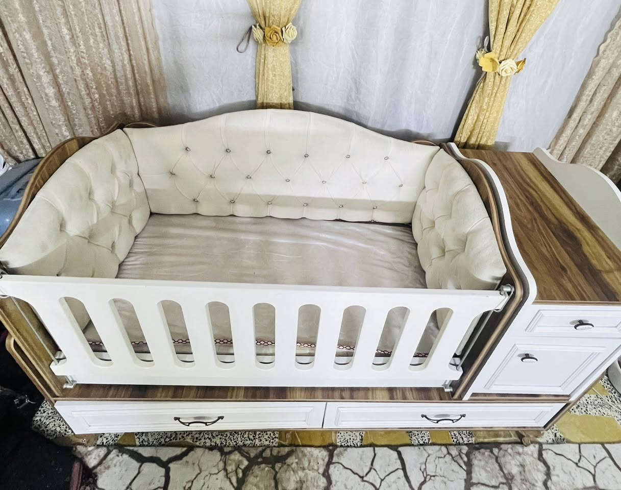 سلام عليكم سرير نظيف استخدام قليل بـ150 الجيه العنوان بغداد مدينة الصدر شارع الفلاح
لاستفسار اكثر ***********
