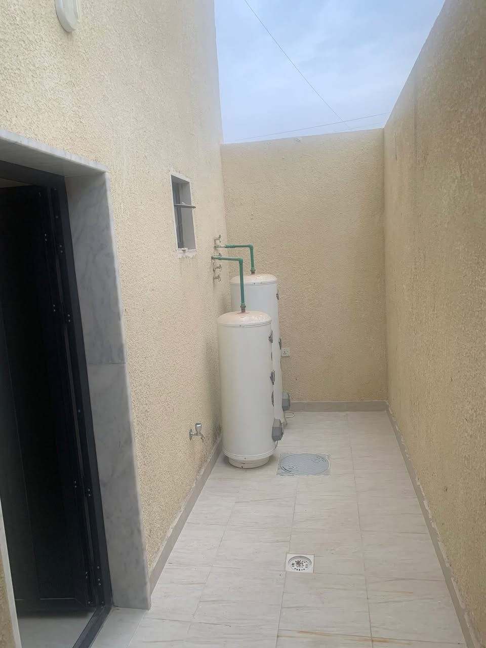 السلام عليكم 
بيت ٢٢٠ متر طابق ونص ٣ غرف نوم 🛌 وحمام عدد ٢ طرمة وحديقة في مجمع العدل الثالث السعر ٣٠٠ مليون وبي مجال 
***********
***********
