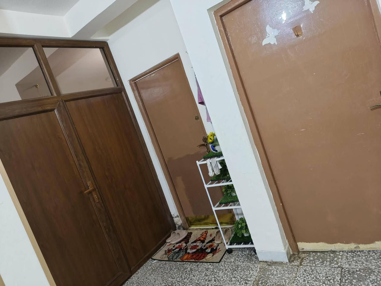 شقه طابق ثاني فئة Aقسط شهري 214 وتكدر تخفظ القسط الى140الف مساحتها 150متر على الشارع تحتوي 3غرف نوم صالة 7×4 كليدور مطبخ مع مخزن صحيات عدد 2ممر طول 56متر بالكونات عدد 3 الشقة نظيفة جدا جداً السعر للاستفسار على الرقم *********** 
عنوان زين القوس مجمع الشهيدة اسراء مقابل مستشفى التركي مقابل مجمع الرواد

