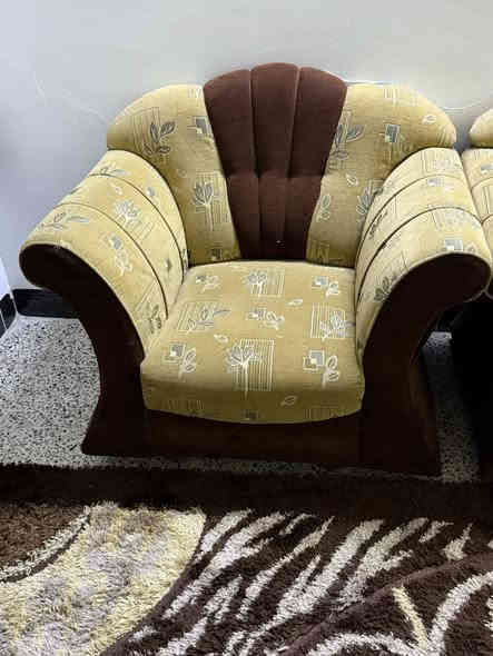 للبيع طخم قنفات مستعمل كلش نضيف ما تصرف عليه دينار يتكون من قنفات اثنين واربع كراسي سعر 200 الف للتواصل ***********
