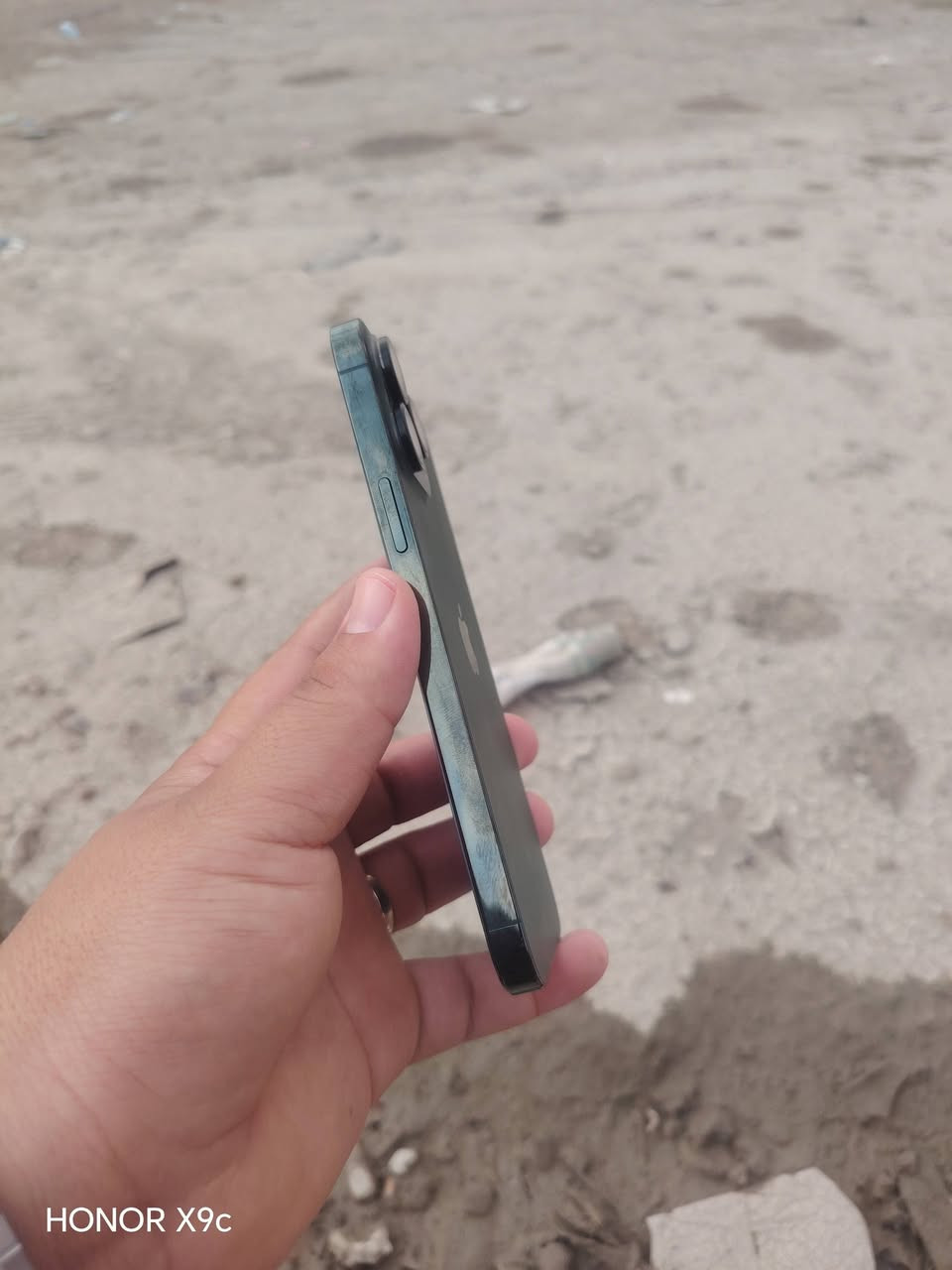 السلام عليكم آيفون 13برو ماكس
ذاكره 512
بطارية 100مستبدل اصلي والقديمه موجوده
نموذج M
*********** اتصال فقط
مراوس ب ١١ عادي نضيف 
المكان حي الفرات
