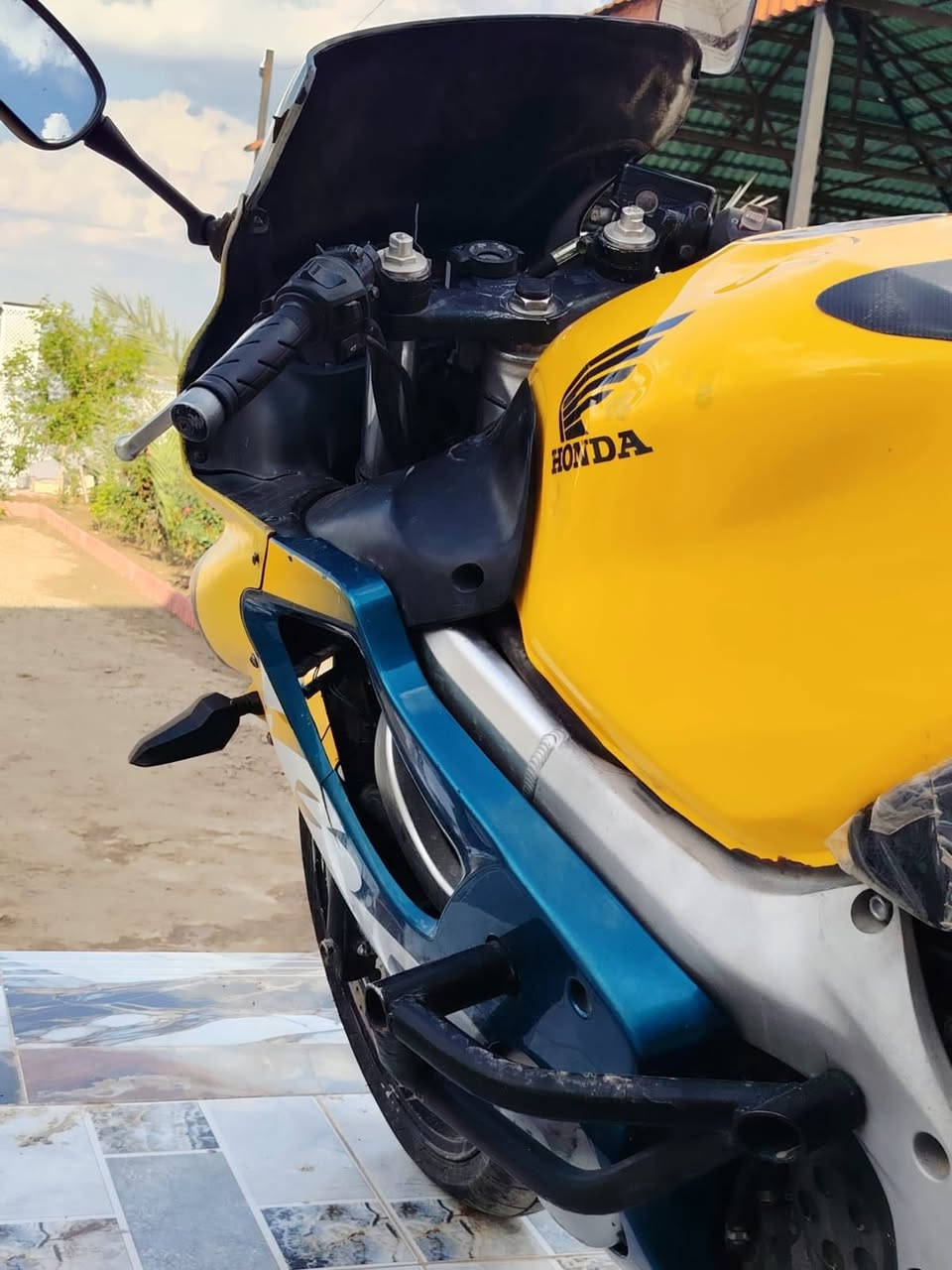 السلام عليكم دراجه بطح F4 600موديل 2003 وشرط اسبانه ما ممدوده ع المحرك رايدها ب20ورقه وبيها مجال ***********
