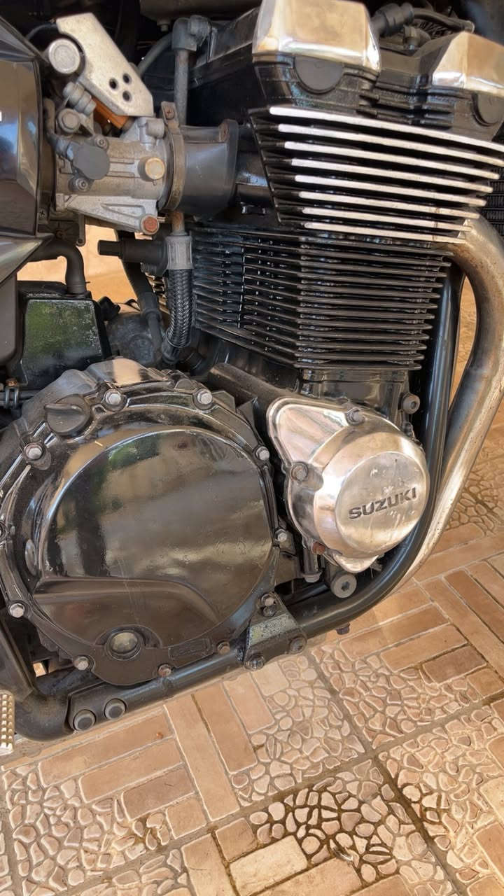 للبيع: سوزوكي 1400 (Suzuki GSX1400) موديل 2002
الدراجة وارد دبي (طلب خاص)، نظافة توب وتعتبر قطعة كلاسيكية ومستحيل تلكي مثيلها بالنظافة.
 المحرك: بحالة الوكالة (صبغ الشركة بالكامل)، ما متعرضة لأي صيانة أو برغي مفتوح، قمة بالقوة والعزم.
 الوضعية: الدراجة مخزونة ومخدومة خدمة ممتازة، مالت كشخة وطلعات عصر ومخصصة للي يقدرون هذي الفئة الكلاسيكية. اللي يعرف الـ 1400 يعرف شنو يعني هيبة وقوة على الشارع.
سبب البيع: لغرض الزواج والدخول للقفص الذهبي وتحويل التوجه للسيارات.
السعر: ماني مستعجل على البيع وما أبيع برخص، الدراجة تستاهل وكل شراي وباسكلجي حقيقي نخدمه بعيونا ومقصر وياه بالشي المعقول.
للتواصل والاستفسار عن السعر، يرجى مراسلة الخاص أو الاتصال على الرقم:
📞 ***********
