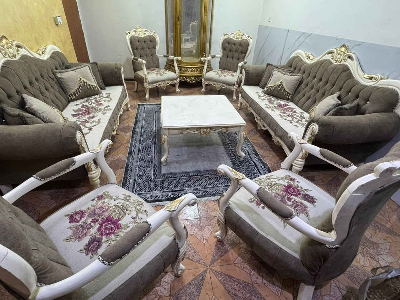 تخم زان تركي ١٠ مقعد مع ميز وسط نضيف جدا خالي من اي عيب ***********
