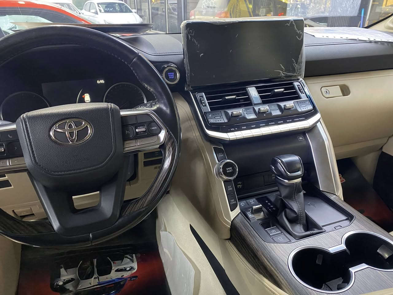 السلام عليكم 
لاندكروز 2022 ( VX فول مواصفات ) رقم بغداد بأسمي 
مكفوله من كلشي السياره جديده جداً جداً 
سعرها 67500$ 
مكان بغداد البلديات ***********
