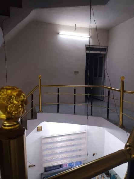 بيت ١٠٠ متر للبيع خدمات فول 
فول سيراميك بناء حديث طابقين
درج داخلي وخارحي
طابق الاول غرفة نوم ومطبخ واستقبال وصحيات
وكراج
طابق الثاني
غرفتين نوم
وصحيات
وبيتونه
العنوان كركوك ١٦ اب الأولى 
السعر ٥٥ مليون وبي مجال
للمزيد اتصل بالرقم
***********
