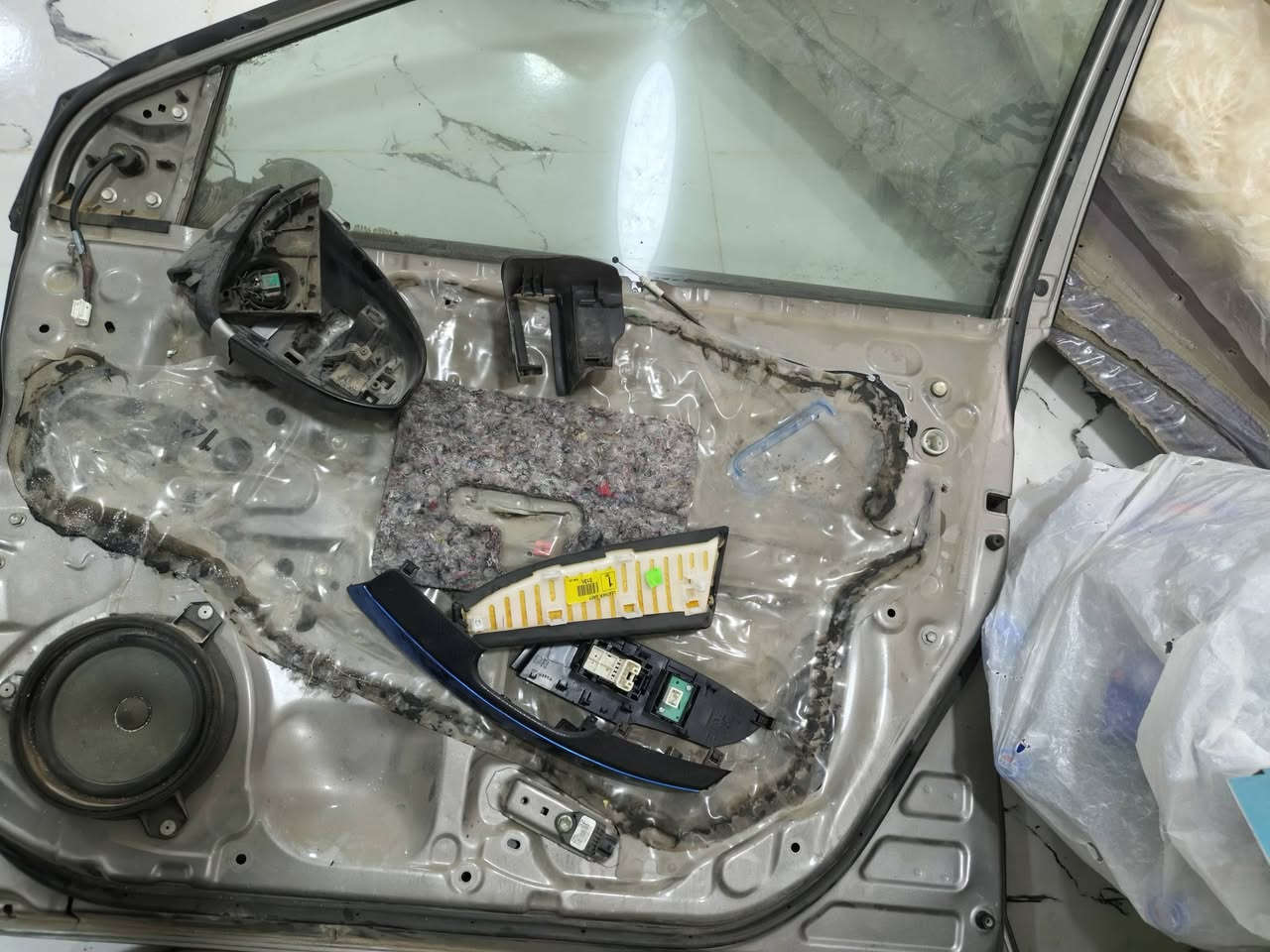 السلام اليكم باب كورلا 2014 امريكي  للبيع مع كافة  ملحقاتة اصلي وكلشي بي شغال ومكفول
مكاني بغداد ***********
