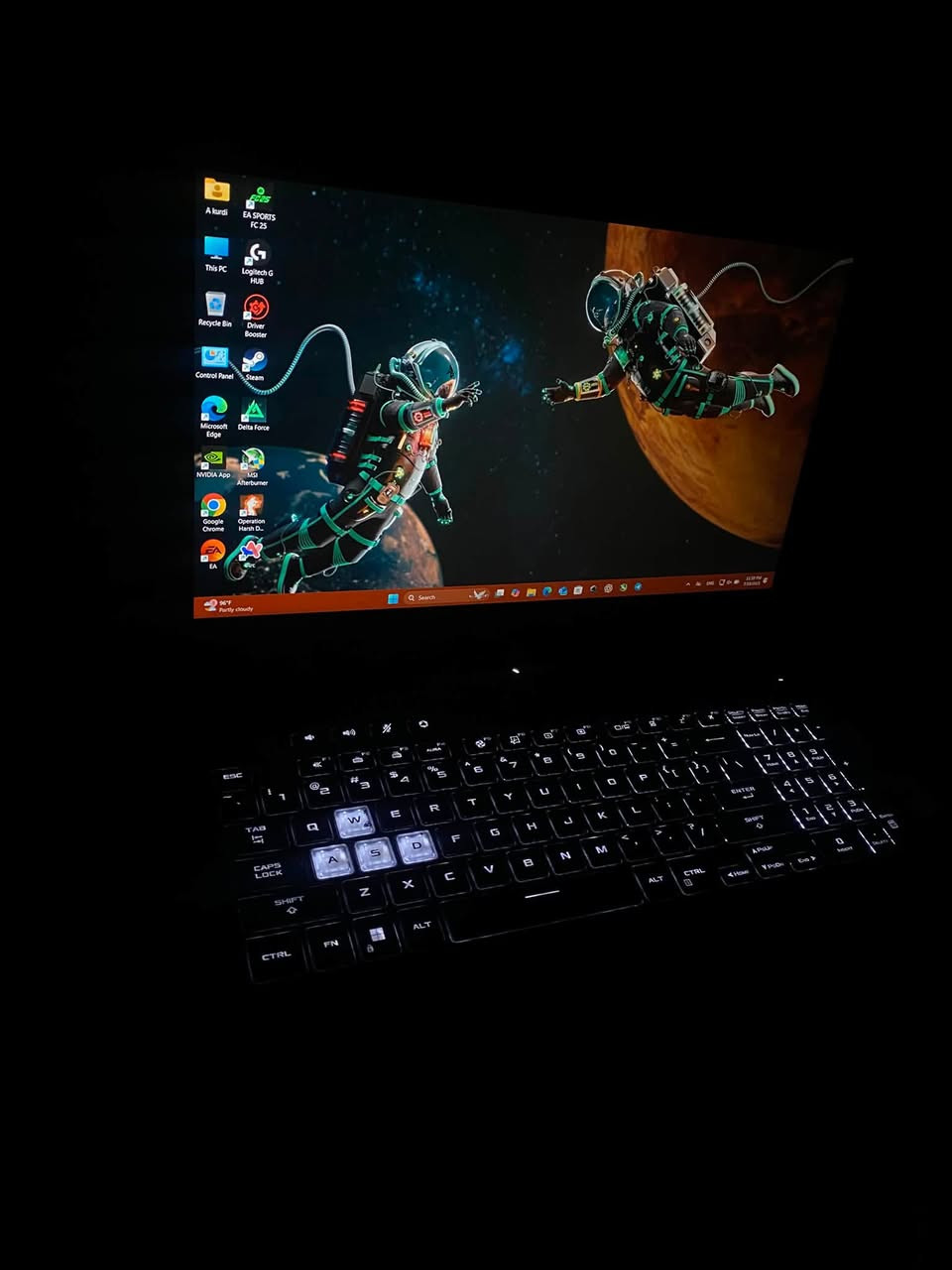 asus tuf لابتوب
CPU intel Core i7 12th Gen
GPU RTX 3070 8GB
Ram 16 DDR5
Wifi 6

الملحقات شاحنتها الاصلية والكارتونه مالتها
مع ماوس لوجتك G PRO كامل ملحقات مع ماوس باد
مع جوستك احترافي ،سعر اللابتوب بدون الماوس والجوستك 
مليون و100 قفل مع الماوس والجوستك مليون و225 اذا تلگه هيج مواصفات بهيج سعر اني اخسرلك ،مكاني البلديات وعندي توصيل *********** واتساب موجود
اللابتوب صارت بيها طخة جداً بسيطه وتافهة اليوم بالكفر مالته موضحة بالصوره
