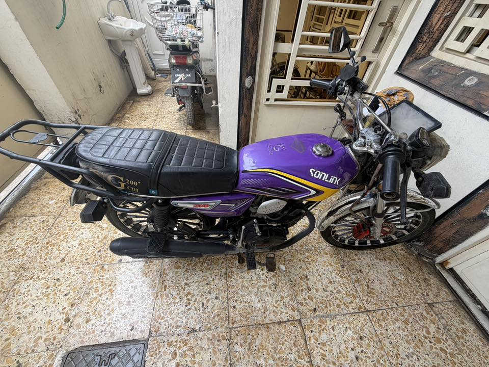 سونك 2025  نضيف كلش شغالة كله  بس الشاشة طافية     محرك 200   مكاني بغداد  الدورة  الدارجة  بسمي   اوراق سكنر   ***********  السعر  ب 850  وبيه مجال
