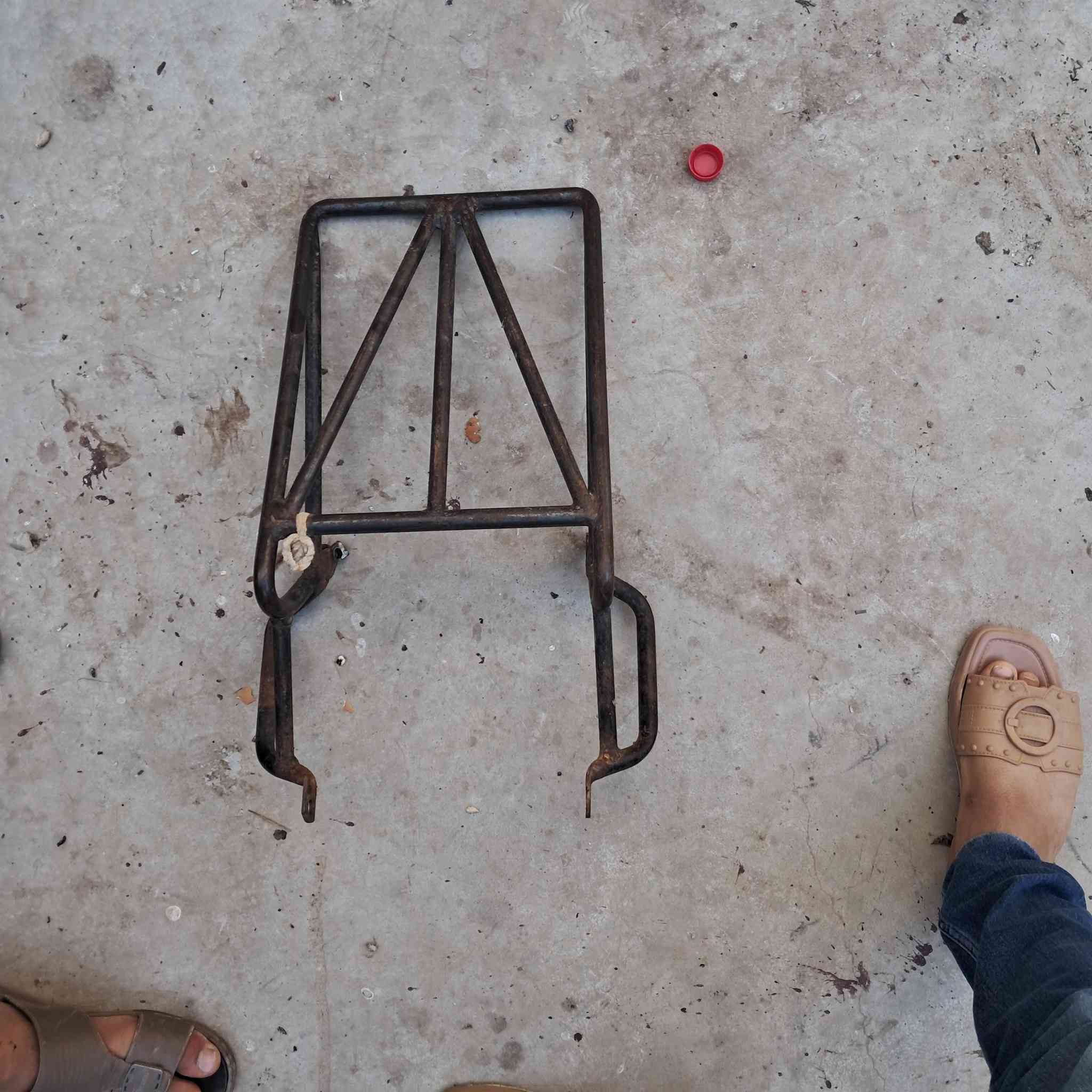 السلام عليكم  ***********
دبل خلفي  نضيف. 
كزوز  كامل مع العكس. كاتم 
سله درجه اوله. 
ويل وتاير خلفي.  ويل تعبان 
ستيرن وفراك كامل. 
شوته. نضيفه. 
مكان عماره. يوجد توصيل
