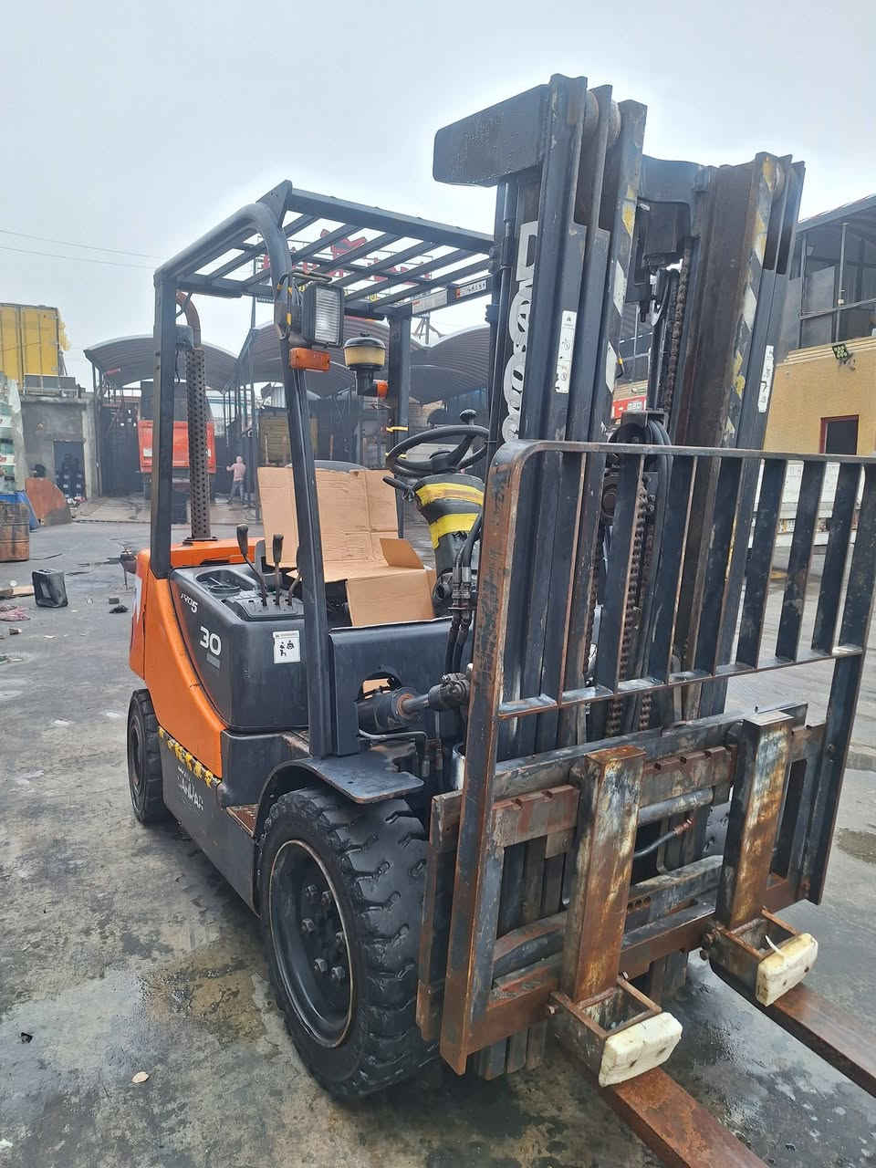 السلام عليكم رافعه شوكيه للبيع ٣ طن ٣ حركات ٣ سلايتات موديل ٢٠١٤ صناعه كوريه دوسان السعر ٧٠ ورقه وبيها مجال رافعه جديده ستخدام قليل العنوان البصره  الاستفسار الاتصال ***********
