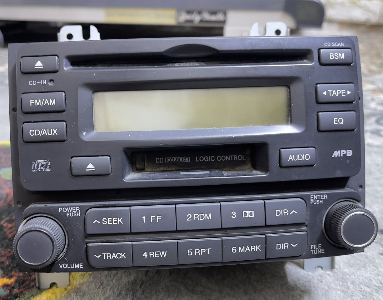 سلام عليكم الي يدور مسجل ويشغل كاسيت يعني مميز وبلادي الانتره مقدس من موديل ال2007 الى 2011 مسجل جديد وشرط الفحص مال كصه شرط جديد للبيع قيم واخض بدون كسران  مكاني بغداد مدينه الصدر ***********
