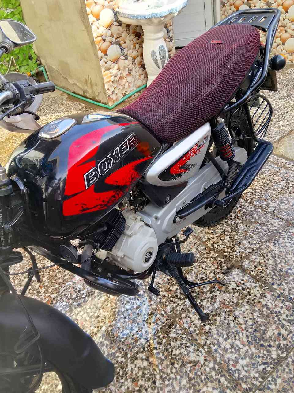 السلام عليكم
بوكسر موديل 23ماشيه 26الف بس 
دراجه جديده ومضمونه من البرغي للبرغي 
رقم بغداد انكليزي لوحتين وسنويه 
للستفسار ***********
