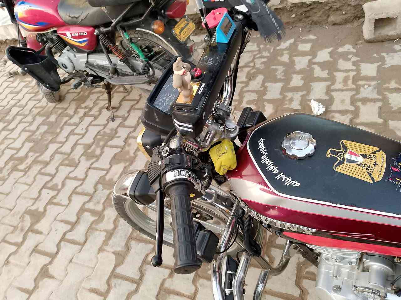 سلام عليكم
دراجة للبيع ايراني سيفان 2021 5كير 
محرك شلعه معدل ياكل الكاع 
لايتات زنون 
اوراقه موجوده بل شركه 
محرك 150 cg
تايرات جدد 
بريك امامي خلفي كله جديد 
السعر 600 وبيه مجال 
رقم هاتف *********** بي واتساب
