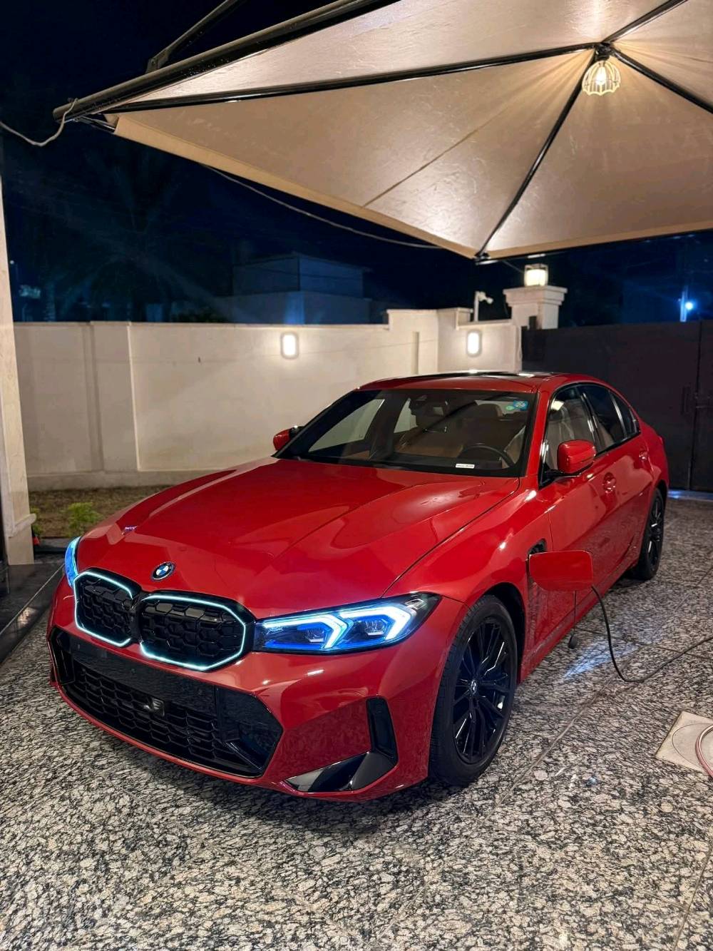 السلام عليكم
للبيع BMW 330e موديل 2024

فول أعلى فئة بالمواصفات
محرك 2.0 توين باور تيربو  292 حصان والعزم 420 نيوتن

السياره تعمل بنظام (البنزين + هايبرد + كهرباء) اقتصادية جداً
مع امكانية شحن السيارة بالكهرباء تقطع مسافه من 30 الى 45 كيلو 

ماشيه 27 الاف كيلو فقط

1.نظام الأوتو بارك (ركن السيارة بدون تدخل السائق) 
2.نظام البارك إسيست (امكانية ارجاع السيارة بالكراج تلقائي)
3.كامرات 360 درجة عدد 4 محيطيه 3D
4.فتحة سلايد روف
5.داتا شو Head Up Display (يعرض بالجامه الامامية)
6.نظام صوت فاخر Harman/Kardon Logic 7
7.شاشة كبيرة متصله خاصه بموديل 23 و24
8.فتح الصندوك بالقدم 
9.لايت ليزر اصلي داينمك
10.كشنات جلد لون جملي Camel + الكشنات كهرباء وخزن ميموري 
11.تدفئه بالمقود والكشنات
12.تصعيد وفتح الزجاج بالبصمه
13.حساسات امامي خلفي جانبي
14.اضاءة محيطية متغيرة الالوان
16.نظام تعتيم بالمري Auto Dim
17.شفتات بالمقود
18.شاحن تلفون وايرلس
19.نظام الترحيب عن الاقتراب من السيارة
20.ابل كار بلي وايرليس
21.رادار امامي
22.رادار النقطة العمياء
23.رادار الخروج عن المسار

ضررها جاملغ خلفي ونص الجاملغ الامامي
جميع الايرباكات سليمه

السعر 300 ورقه
مكان السيارة بغداد
***********