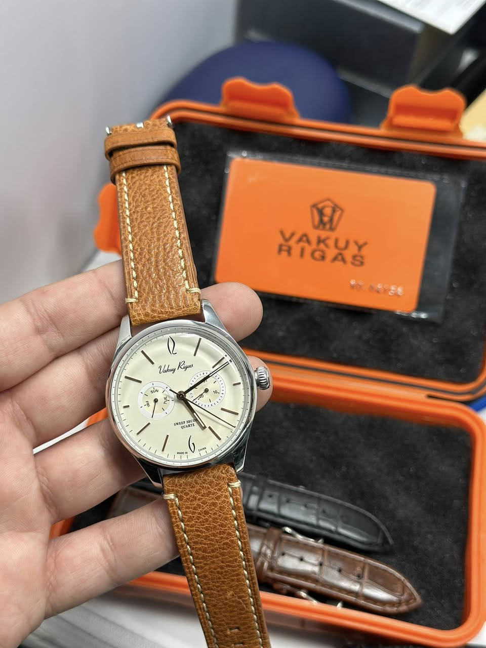 تبدو هذه الساعة من العلامة التجارية Vakuy Rigas، وهي ساعة كوارتز تجمع بين التصميم الكلاسيكي والميزات العصرية. تتميز الساعة بمينا (وجه) بلون عاجي أنيق مع مينا فرعية لعرض اليوم والتاريخ. 
Yahoo!フリマ
Yahoo!フリマ
 +1
المواصفات الرئيسية
المحرك (Movement): تعمل بمحرك Seiko VH64 من نوع "Sweep Second"،  ياباني والذي يتميز بحركة عقرب الثواني الانسيابية الشبيهة بالساعات الميكانيكية بدلاً من الحركة المتقطعة التقليدية لساعات الكوارتز.
الهيكل: يبلغ قطر علبة الساعة حوالي 40 ملم وسماكتها 10 ملم.
الحزام: تأتي بحزام جلدي باللون الجملي  (Camel) مع خياطة بارزة.
ميزات إضافية: مزودة بزجاج مقبب (Bubble Mirror) وعقارب مضيئة في الظلام (Luminous).


**إذا كنت صاحب هذا الإعلان وتريد حذفه لأي سبب، رجاءا أرسل رسالة إلى الدعم الفني**